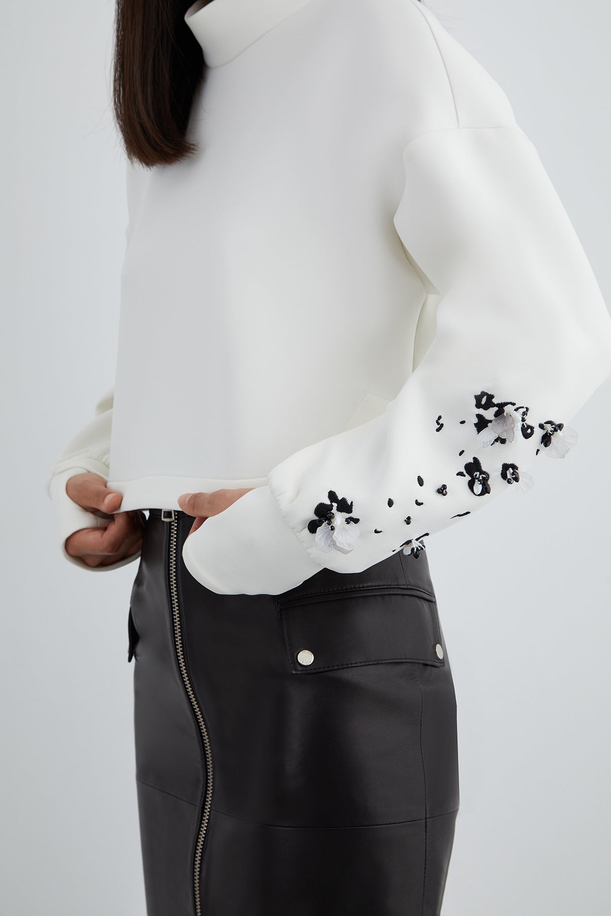 Pencereli Manşet Detaylı Kolu İşlemeli Dik Yaka Kısa Bluz