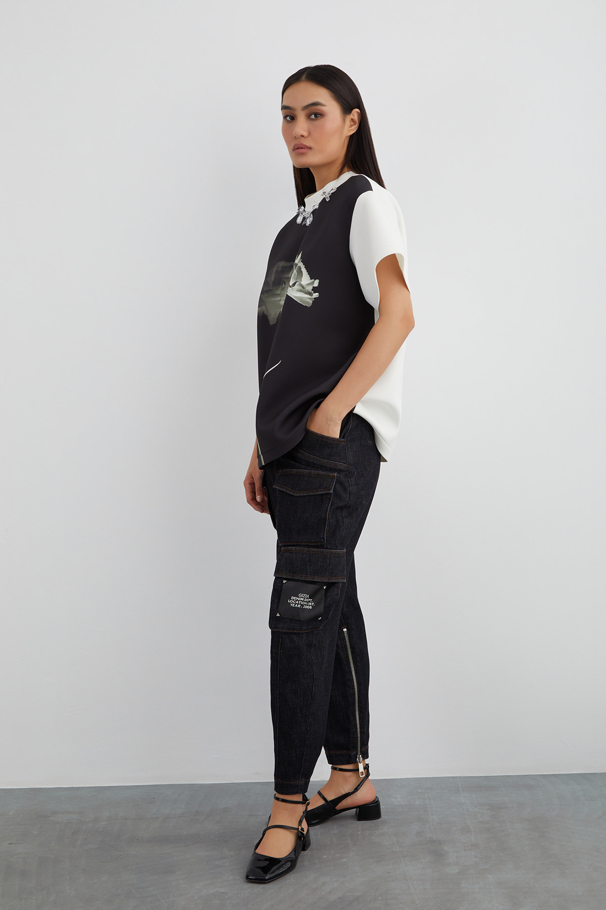 Yakası İşlemeli Özel Desen T-shirt