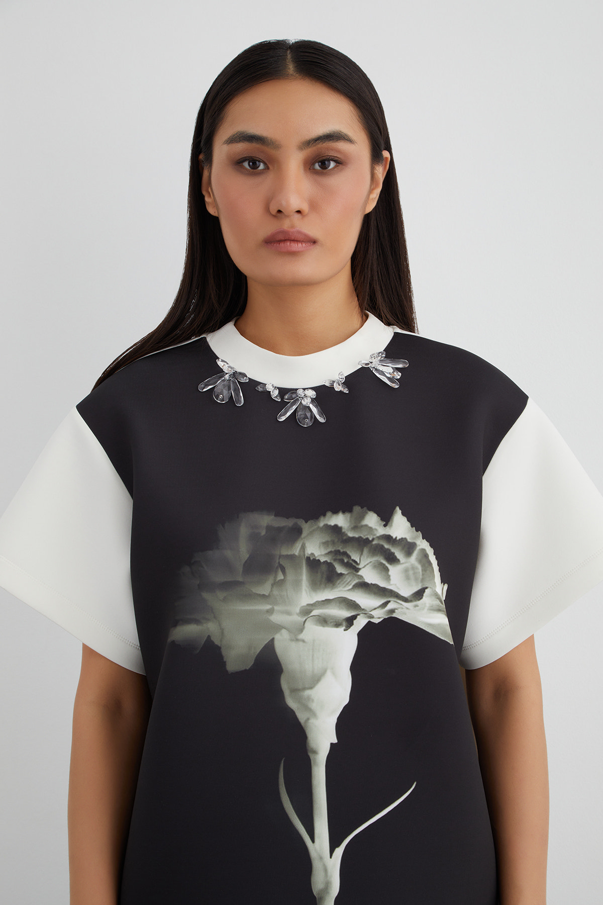 Yakası İşlemeli Özel Desen T-shirt