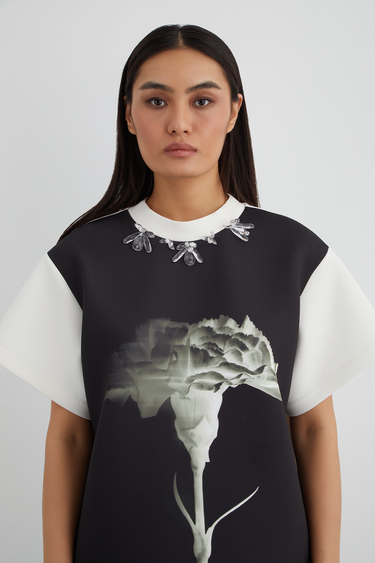 Yakası İşlemeli Özel Desen T-shirt