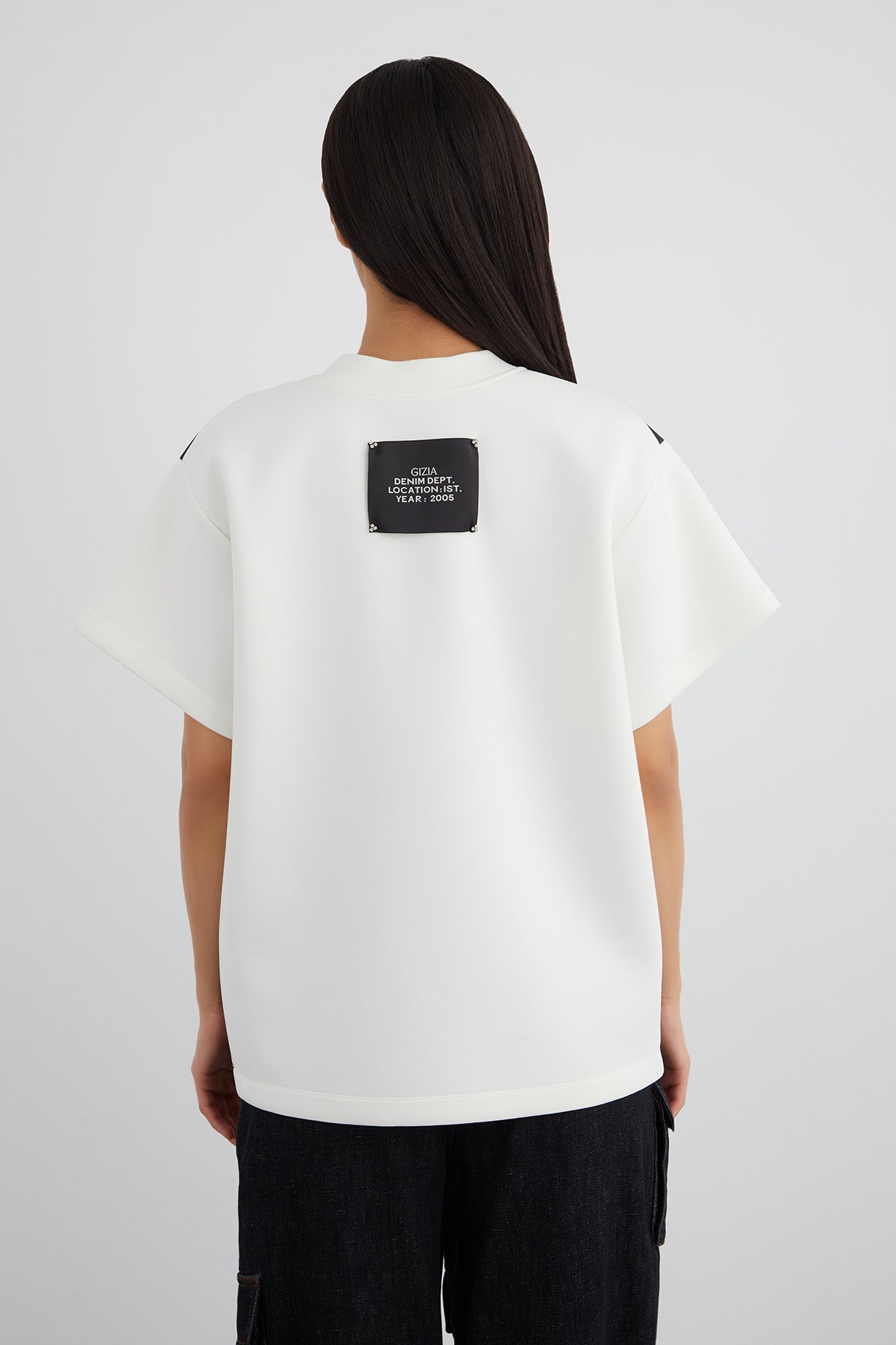 Yakası İşlemeli Özel Desen T-shirt