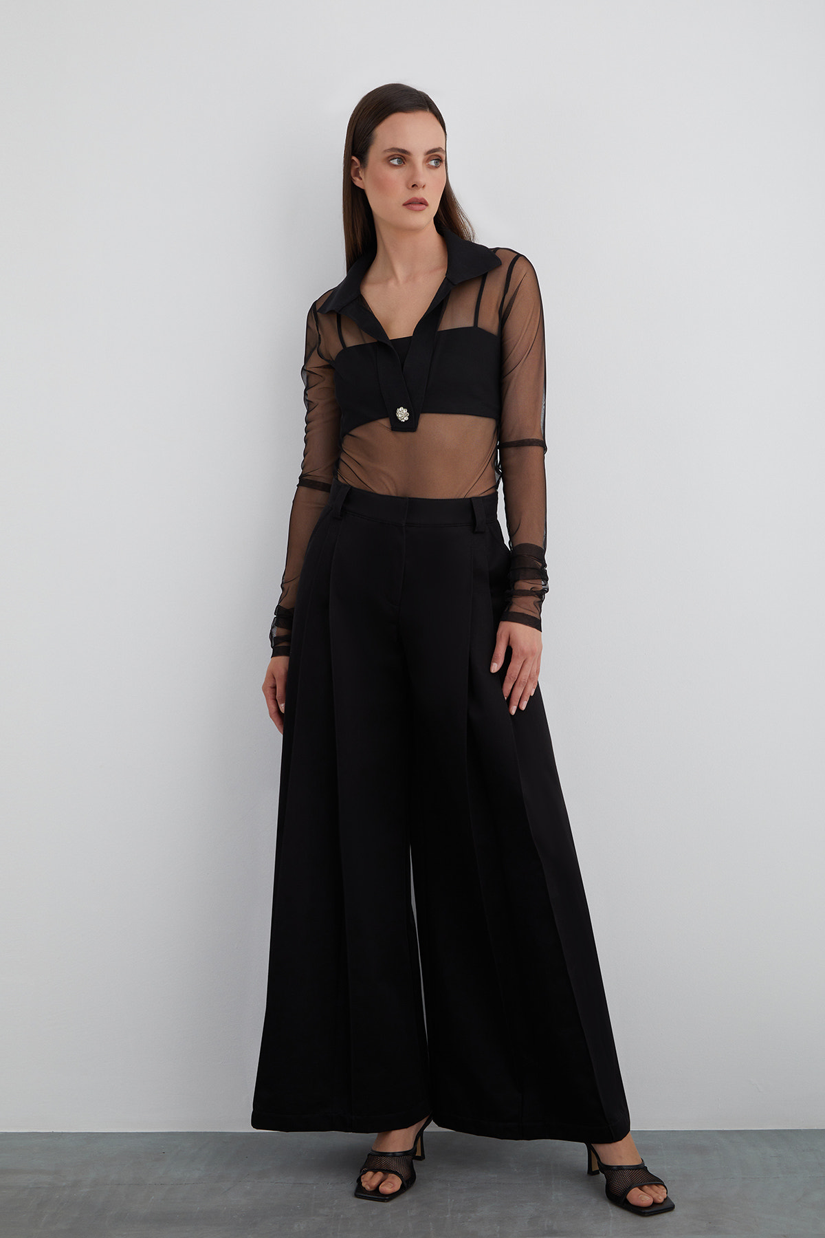 İçi Askılı Top Detaylı Alttan Çıtçıtlı Tül Bluz.