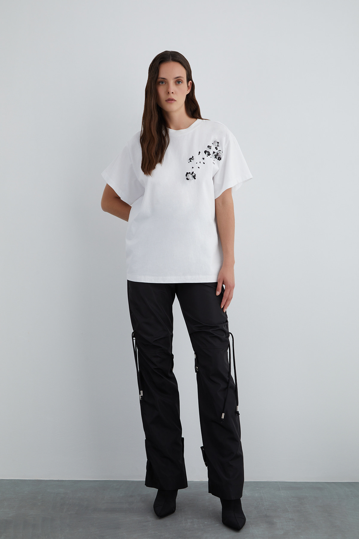 İşlemeli Nakış Detaylı Arkası Etiketli T-shirt