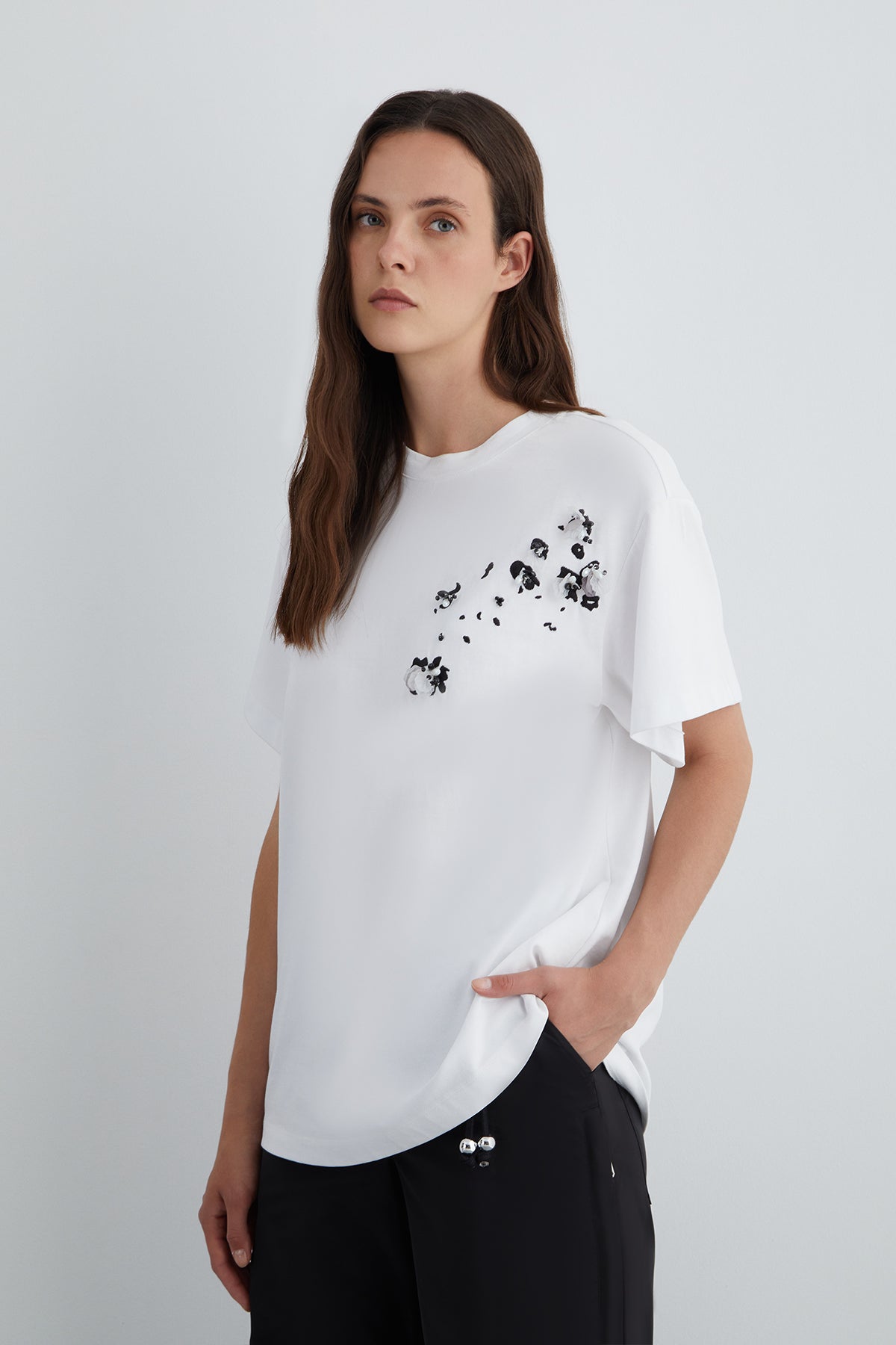 İşlemeli Nakış Detaylı Arkası Etiketli T-shirt