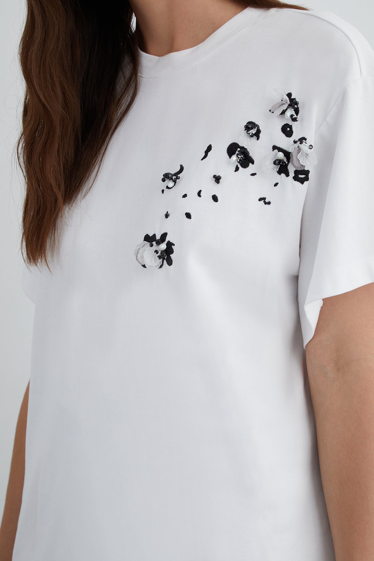 İşlemeli Nakış Detaylı Arkası Etiketli T-shirt