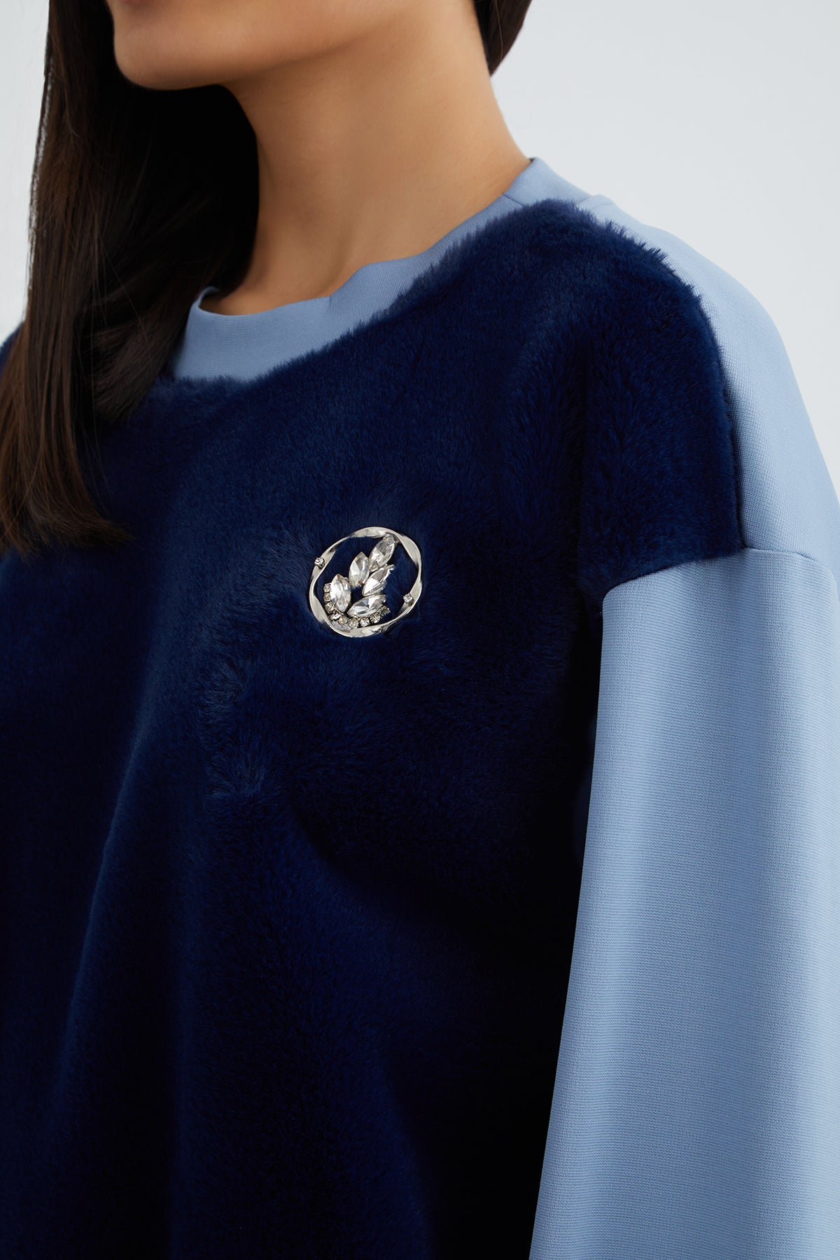 Taşlı Aksesuar Detaylı Ön Bedeni Peluş Sweatshirt