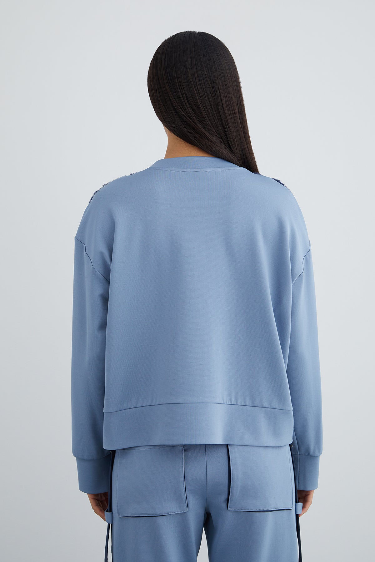 Taşlı Aksesuar Detaylı Ön Bedeni Peluş Sweatshirt