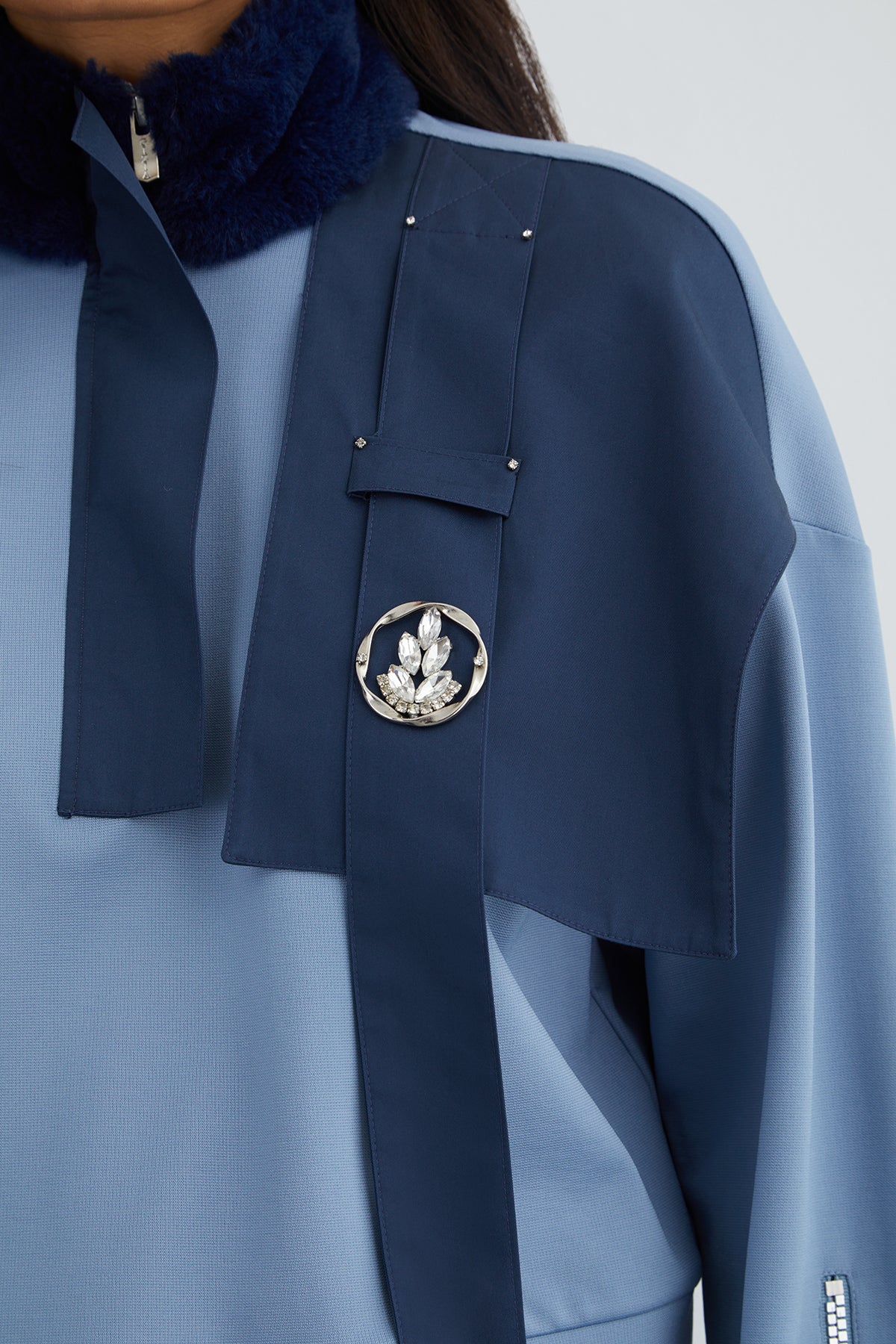 Taşlı Aksesuar Detaylı Kol Ucu Peluş Sweatshirt