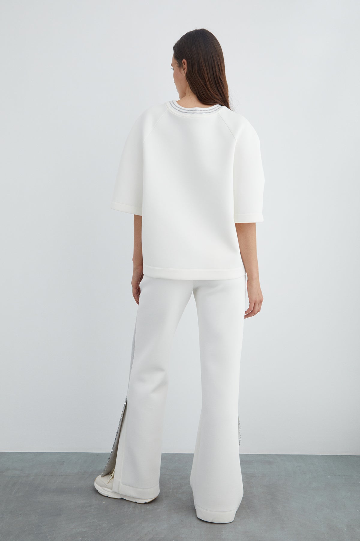 Ön Beden Payet Detaylı Yakası Ribanalı T-shirt