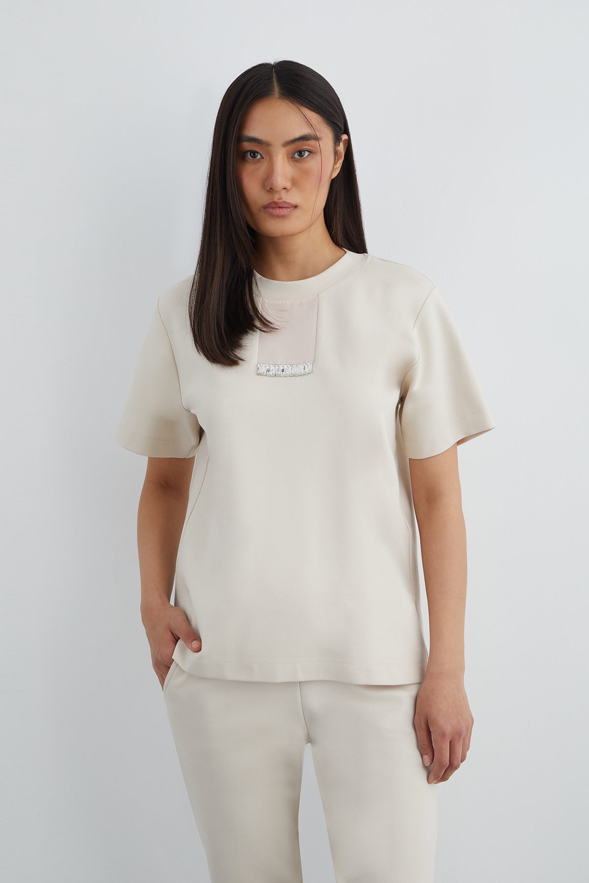 Önü Taşlı Arka Beden Etiket Detaylı T-Shirt