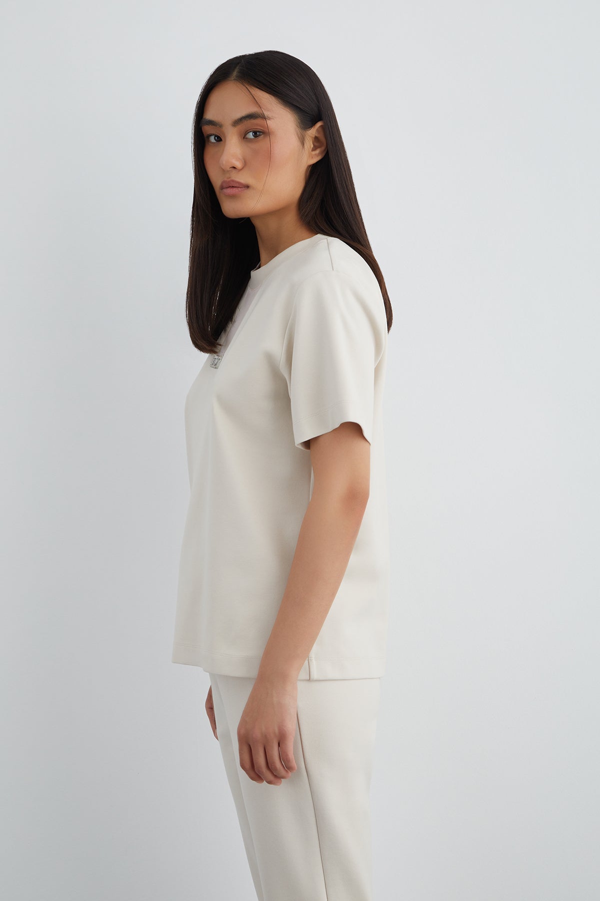 Önü Taşlı Arka Beden Etiket Detaylı T-Shirt