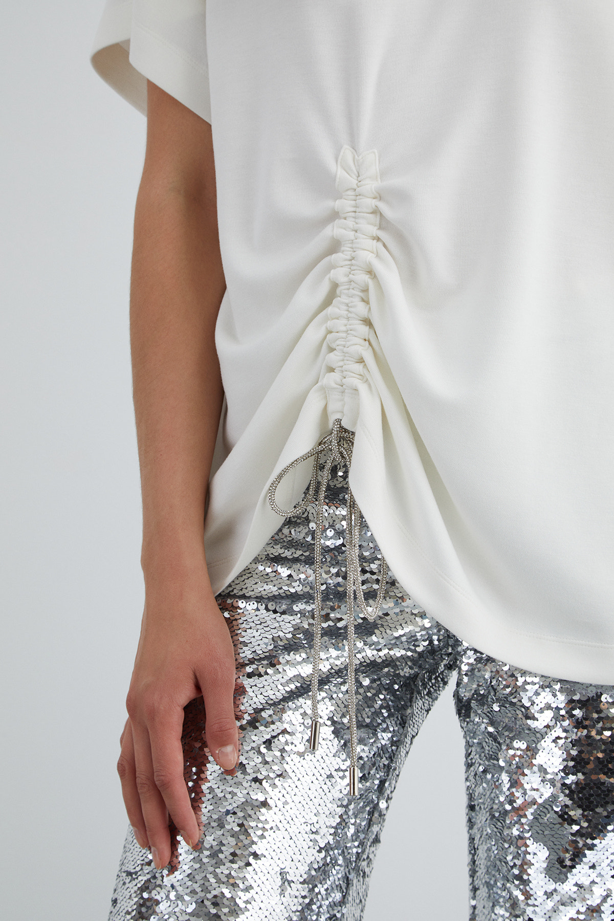 Önü Büzgü Detay Arka Beden Etiketli Kısa Kol T-Shirt