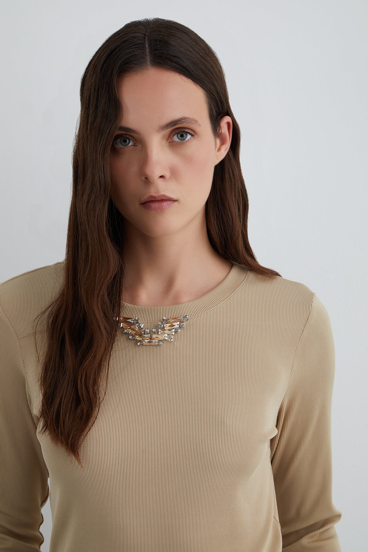 Kol Ucu Etiket Detaylı Yakası Taşlı Uzun Kollu T-Shirt