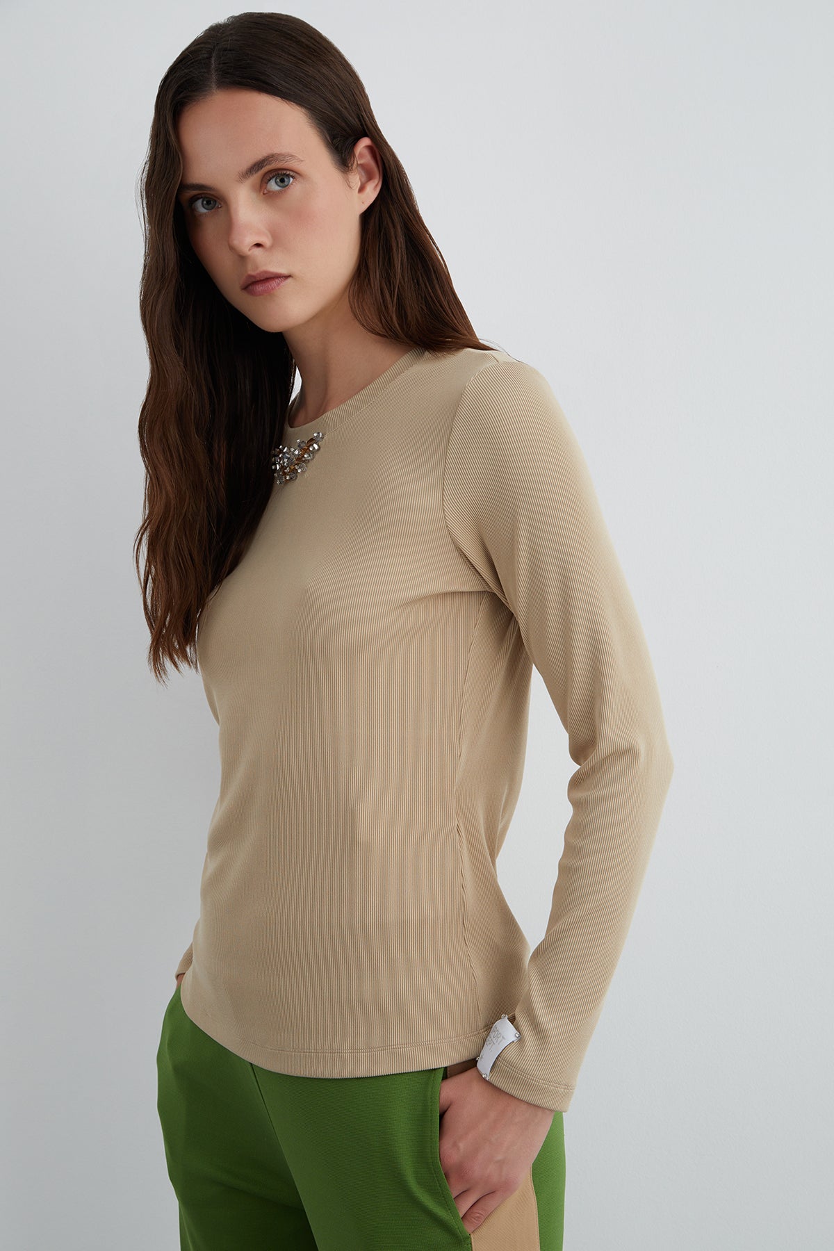 Kol Ucu Etiket Detaylı Yakası Taşlı Uzun Kollu T-Shirt