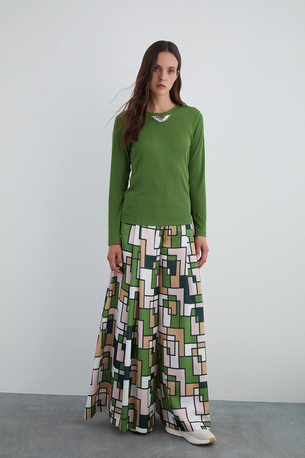 Kol Ucu Etiket Detaylı Yakası Taşlı Uzun Kollu T-Shirt