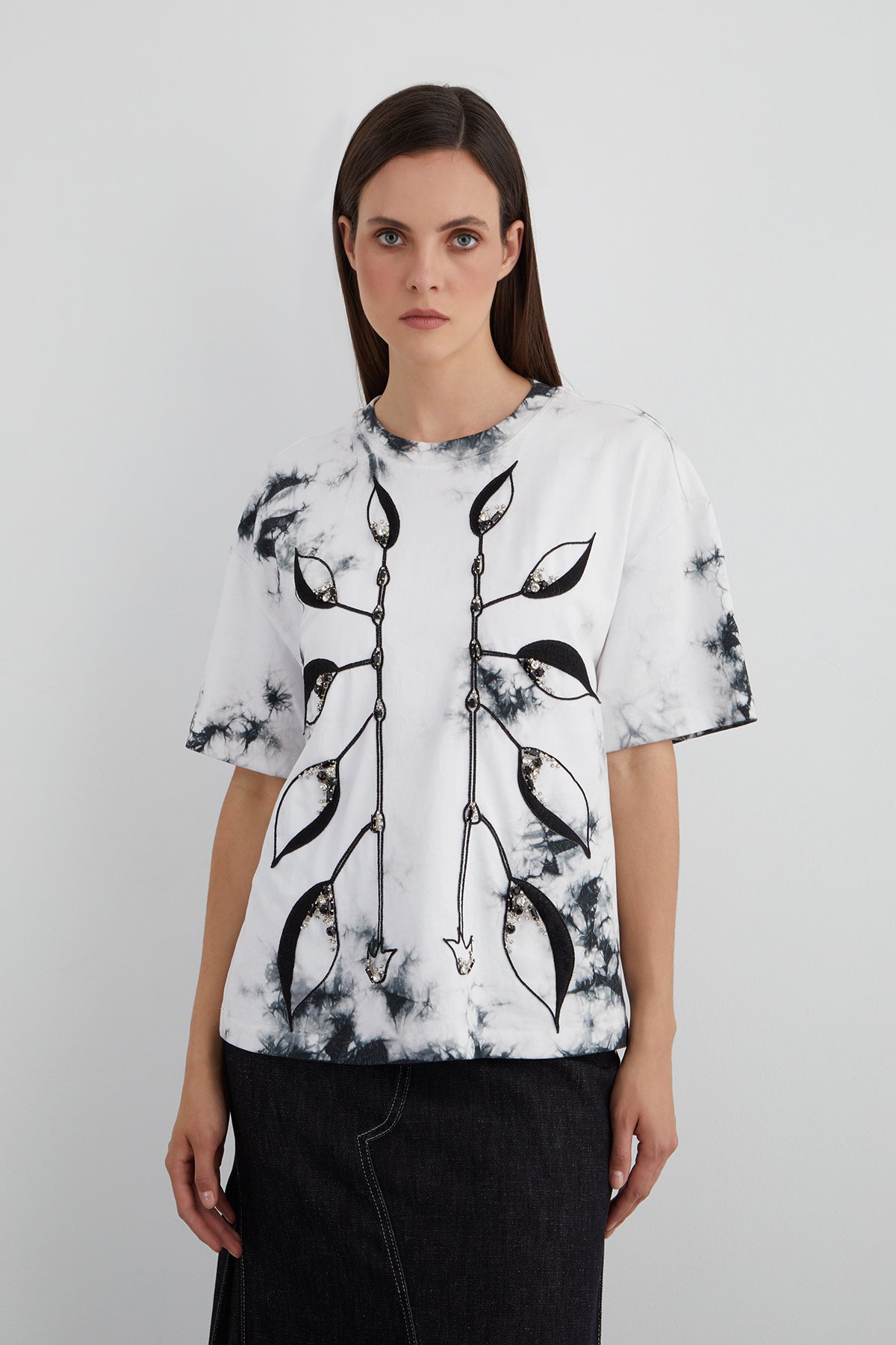 İşlemeli Nakış Detaylı Batik Desen T-shirt