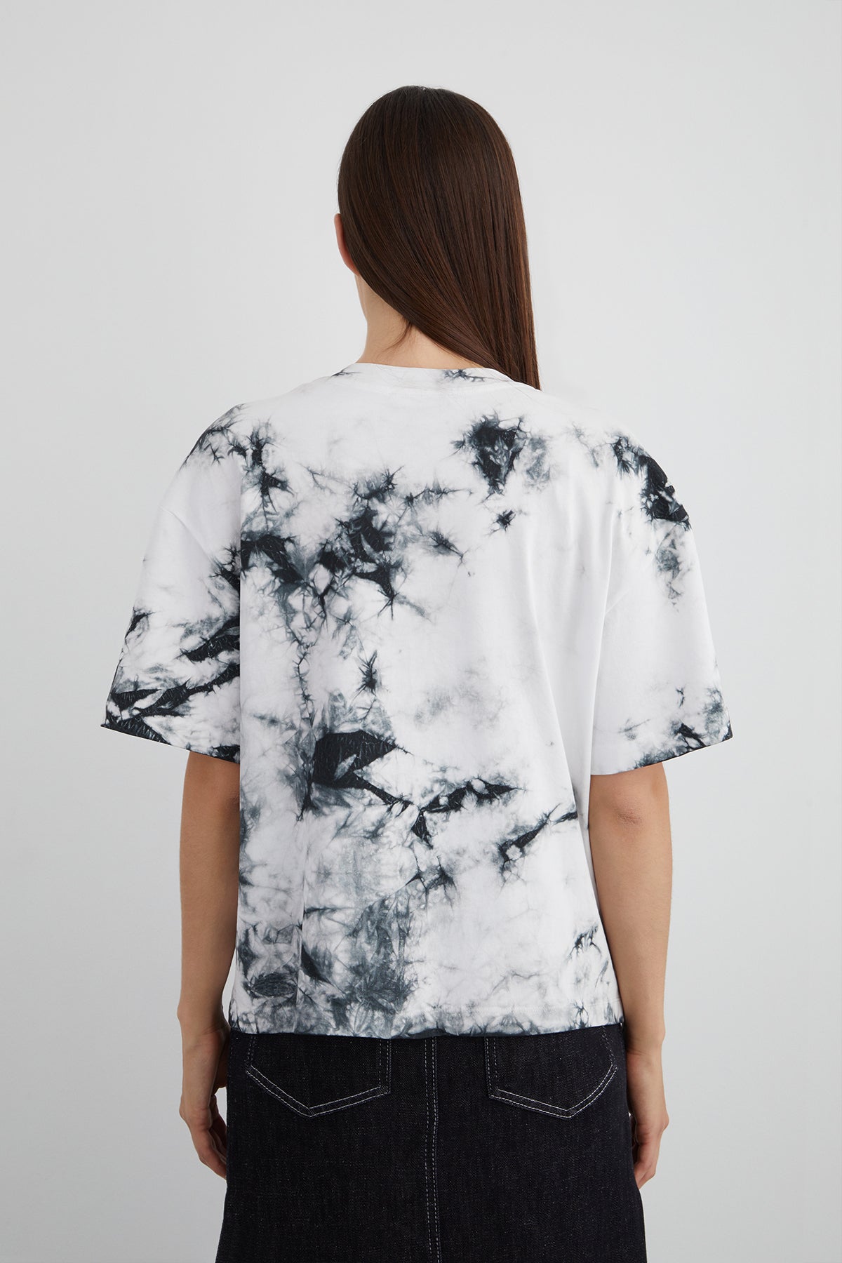 İşlemeli Nakış Detaylı Batik Desen T-shirt