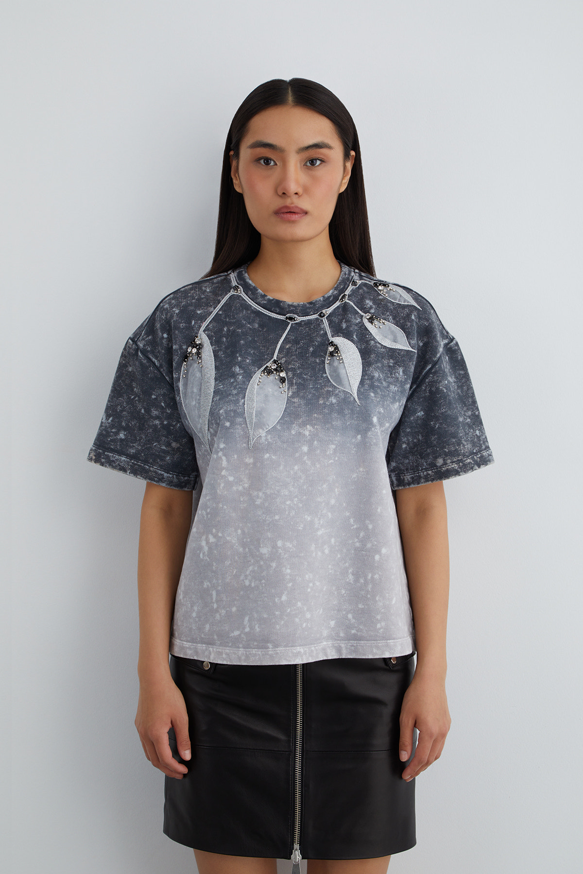 İşlemeli Nakış Detaylı Batik Desen T-shirt