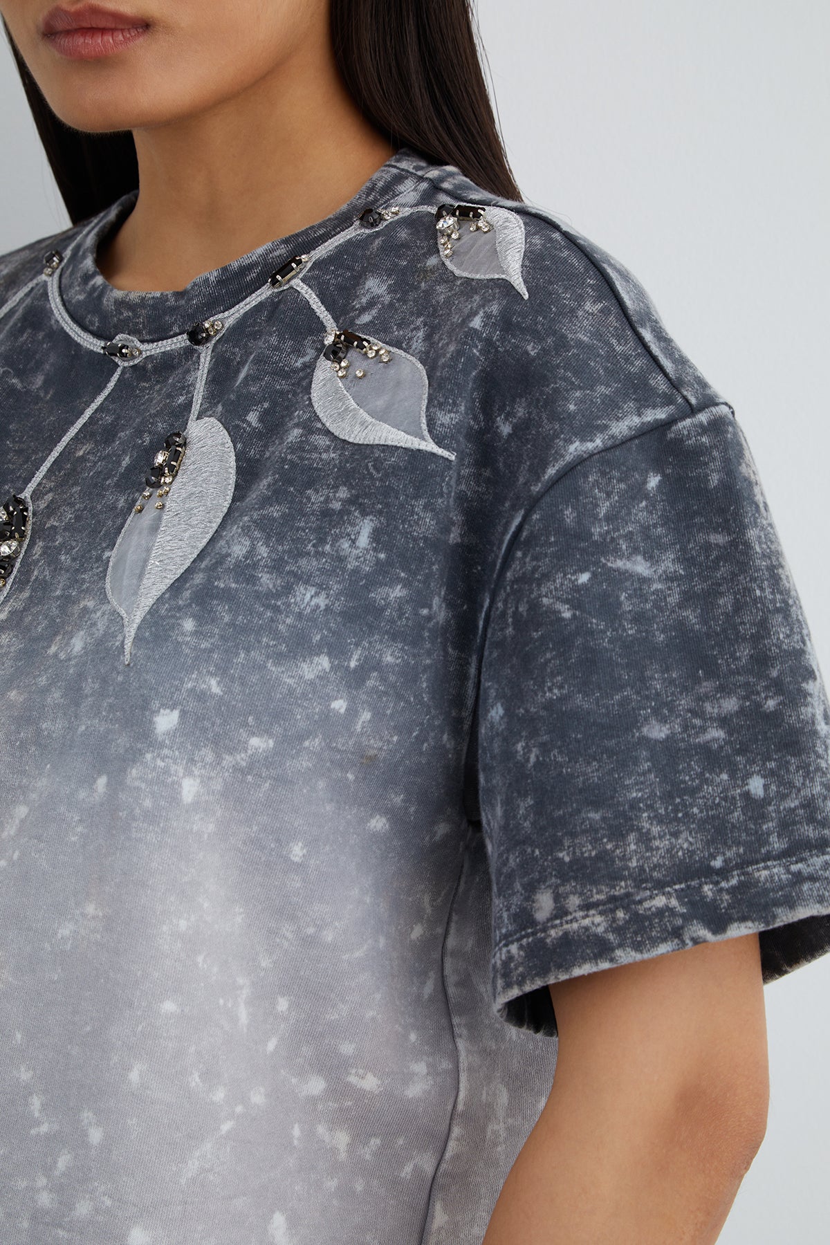 İşlemeli Nakış Detaylı Batik Desen T-shirt