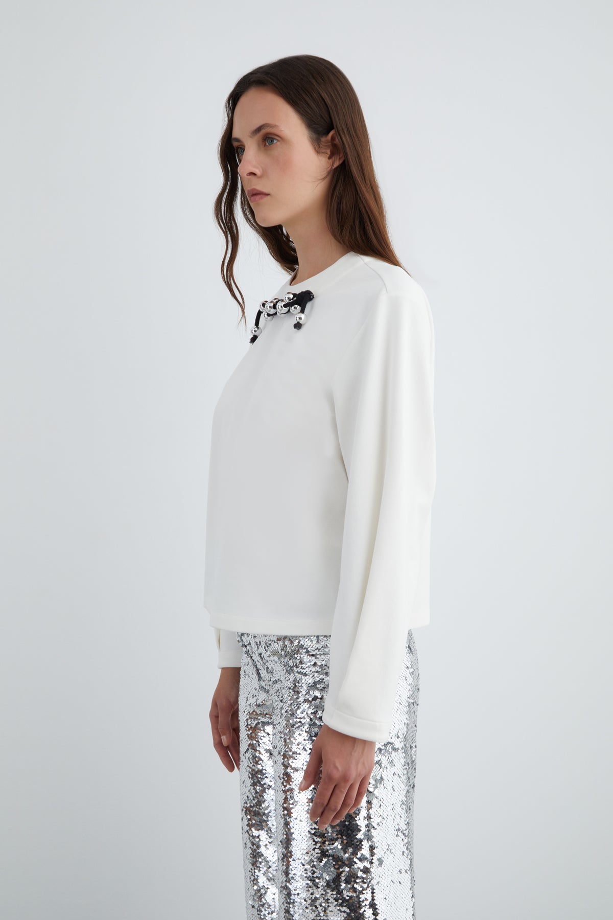 Boncuklu Kordon Detaylı Arkası Fermuarlı Bluz