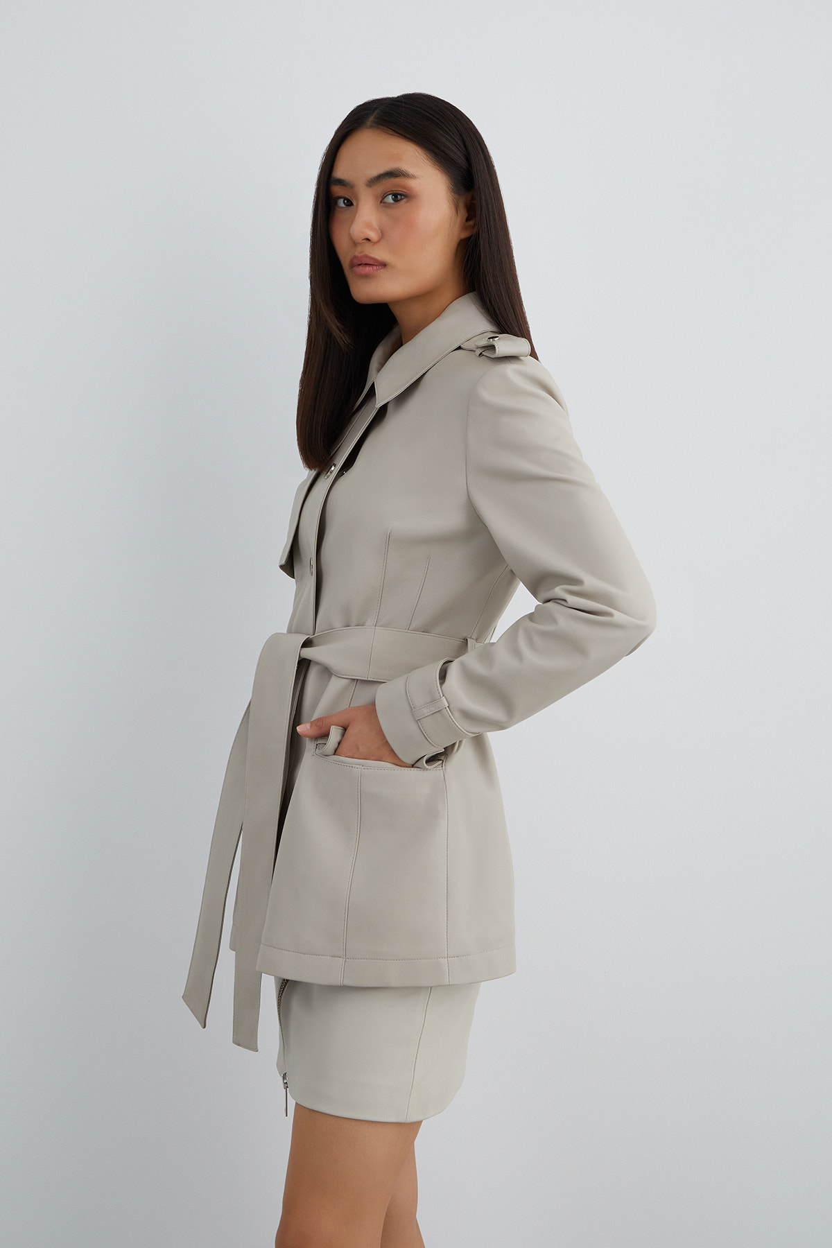 Omuz Apolet Detaylı Kuşaklı Yırtmaçlı Deri Ceket