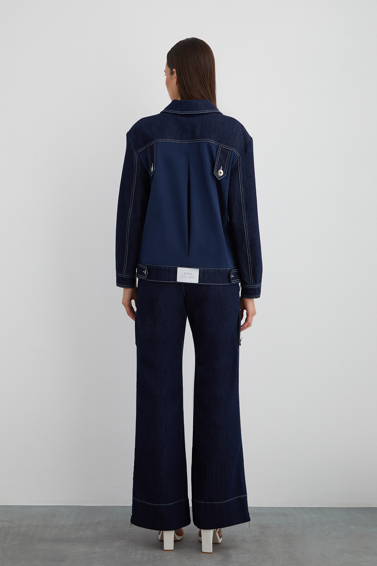 Çakma Düğme Detaylı Arkası Garnili Jean Ceket