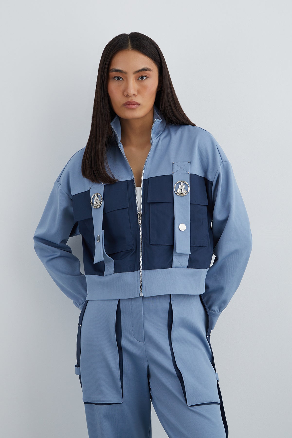 Taşlı Aksesuar Detaylı Dik Yaka Kutu Form Ceket