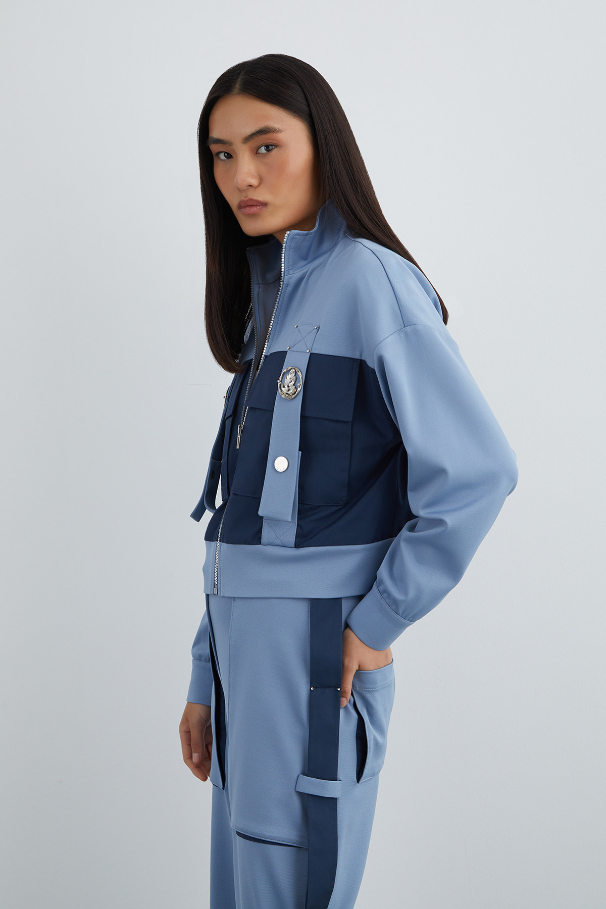 Taşlı Aksesuar Detaylı Dik Yaka Kutu Form Ceket