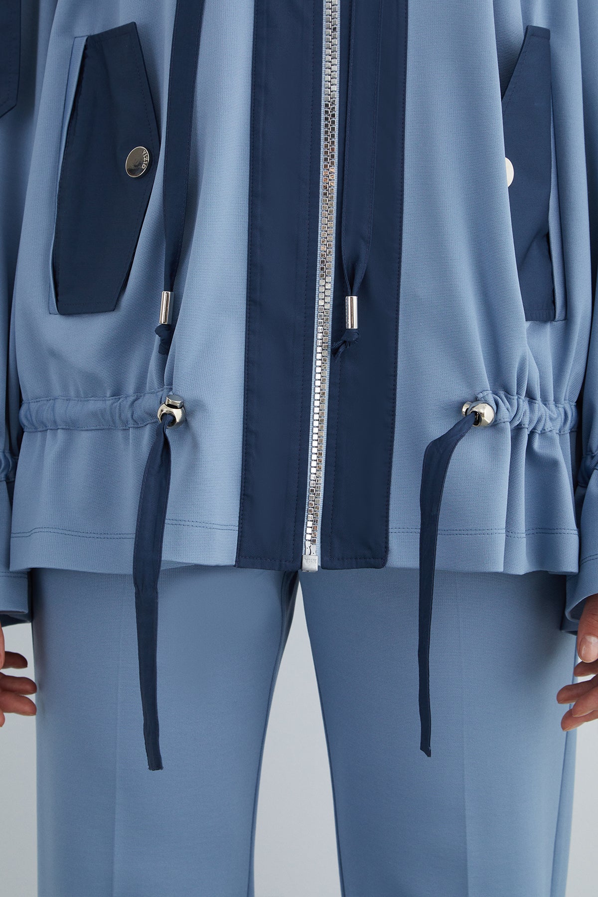 Büzülebilir Bağcık Detaylı Dik Yaka Ceket