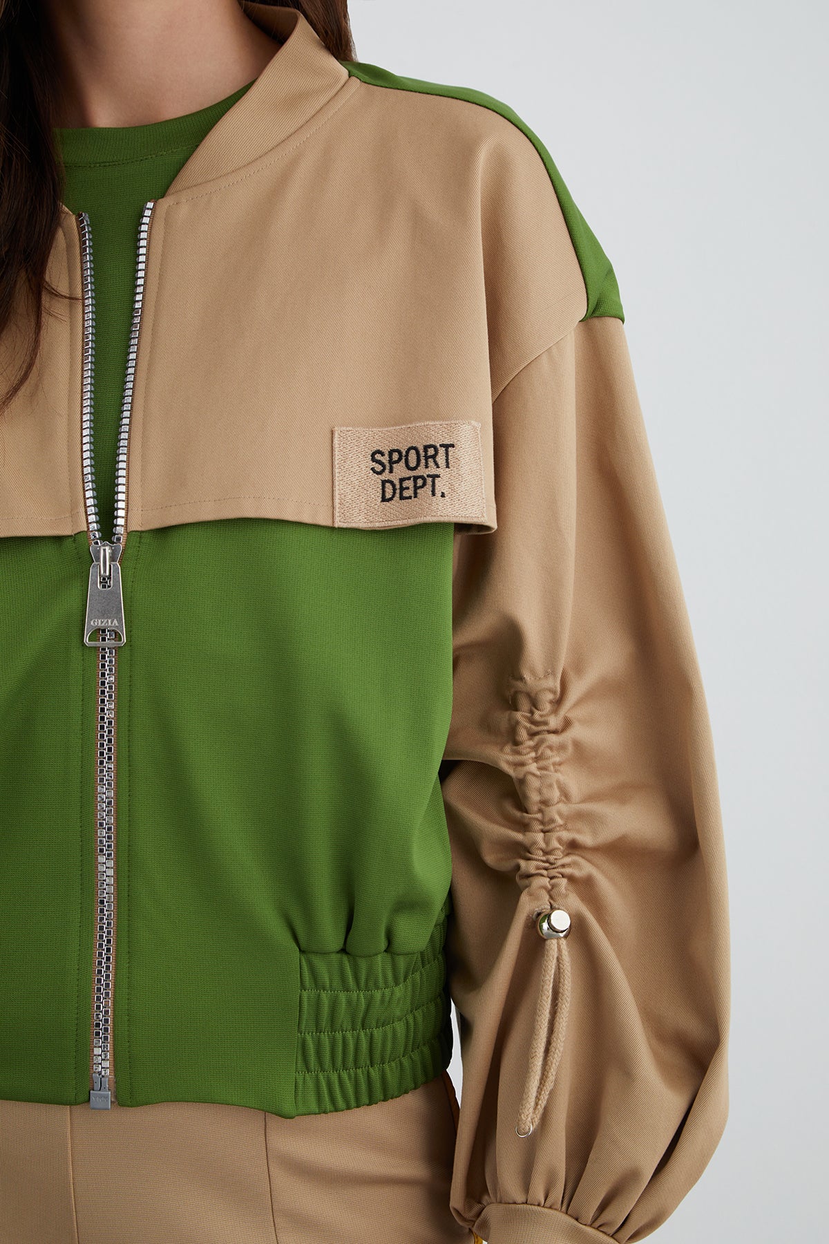 Aplike Nakış Detaylı Kolu Büzülebilir Dik Yaka Ceket