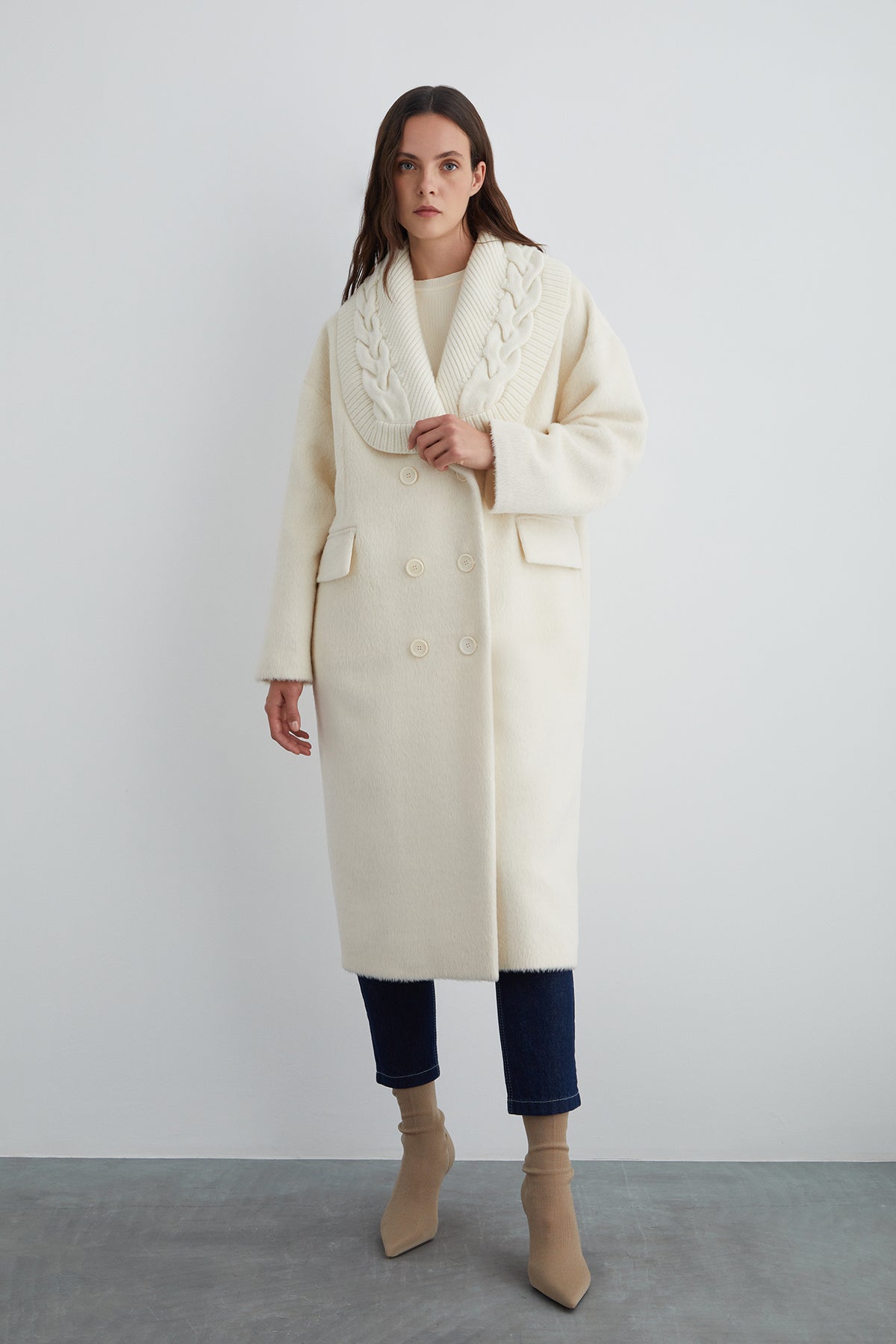 Örgü Yakalı Uzun Ekru Kaşe Kaban