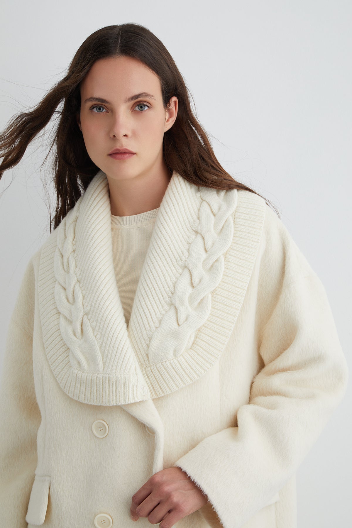 Örgü Yakalı Uzun Ekru Kaşe Kaban