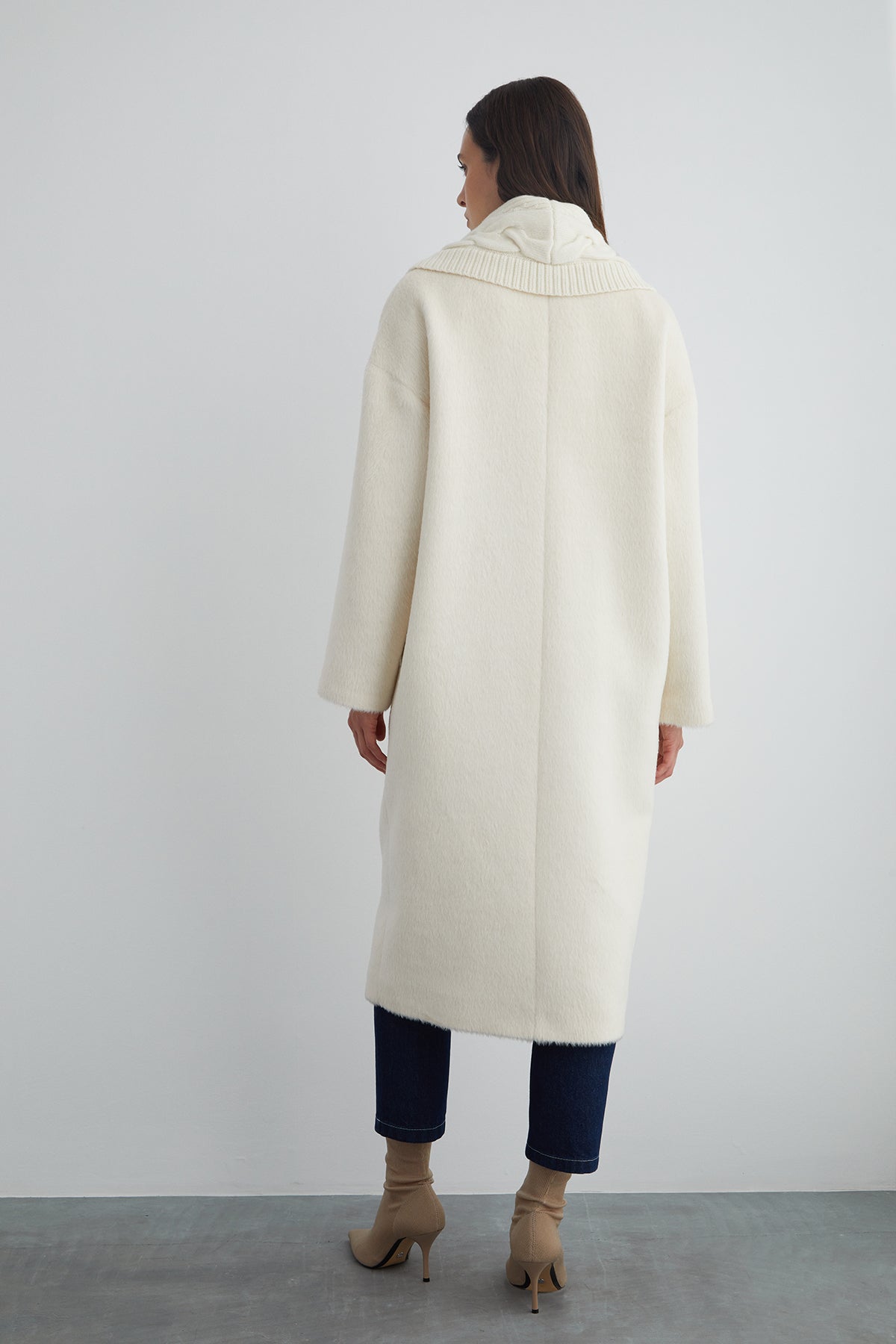 Örgü Yakalı Uzun Ekru Kaşe Kaban