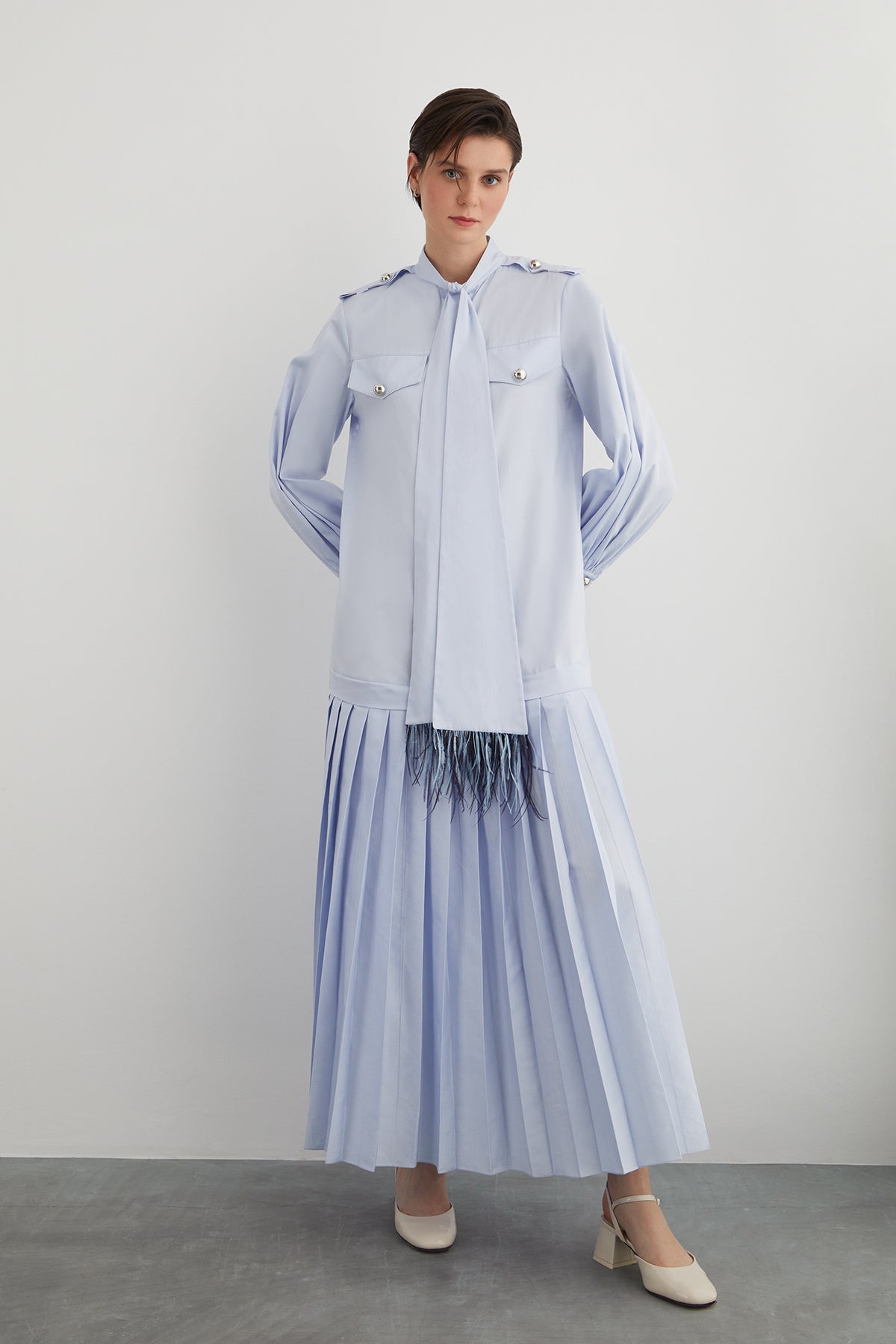 Yakası Bağlama Detaylı Piliseli Uzun Elbise