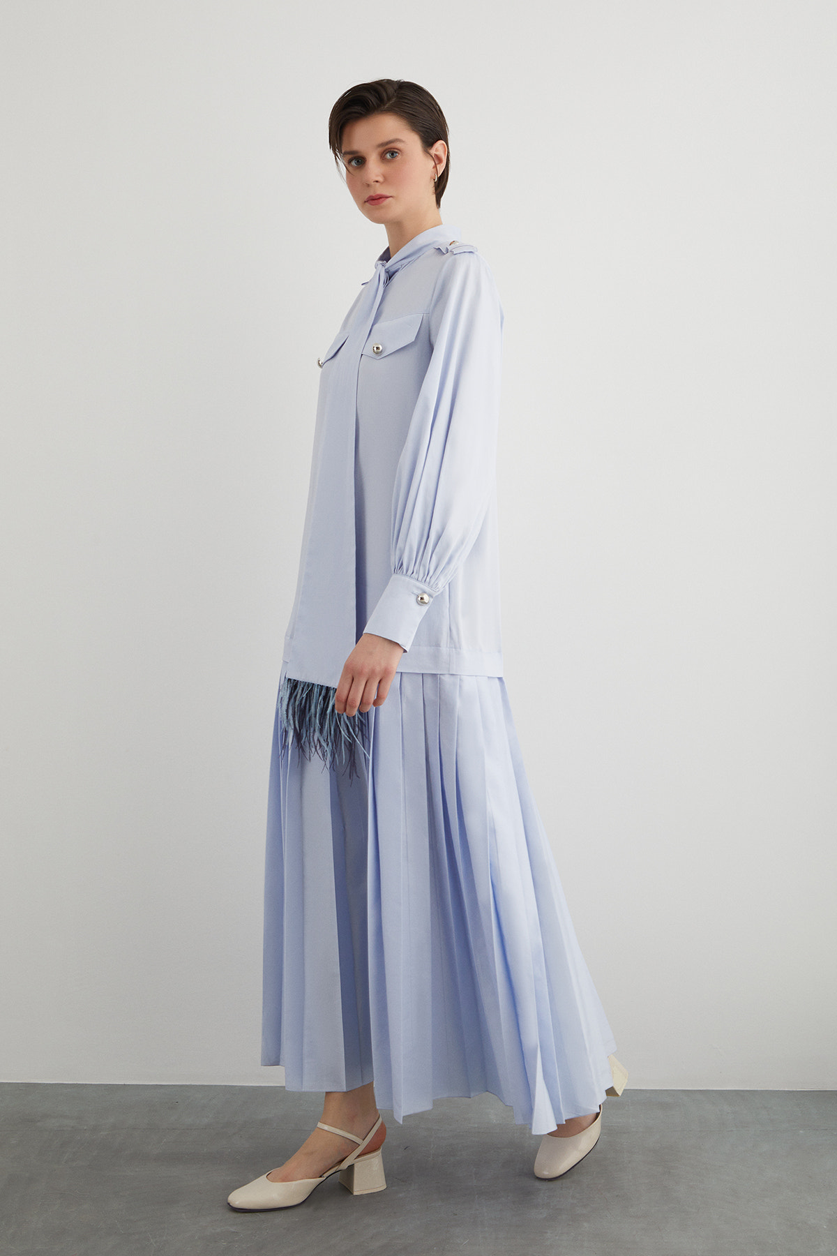 Yakası Bağlama Detaylı Piliseli Maxi Elbise