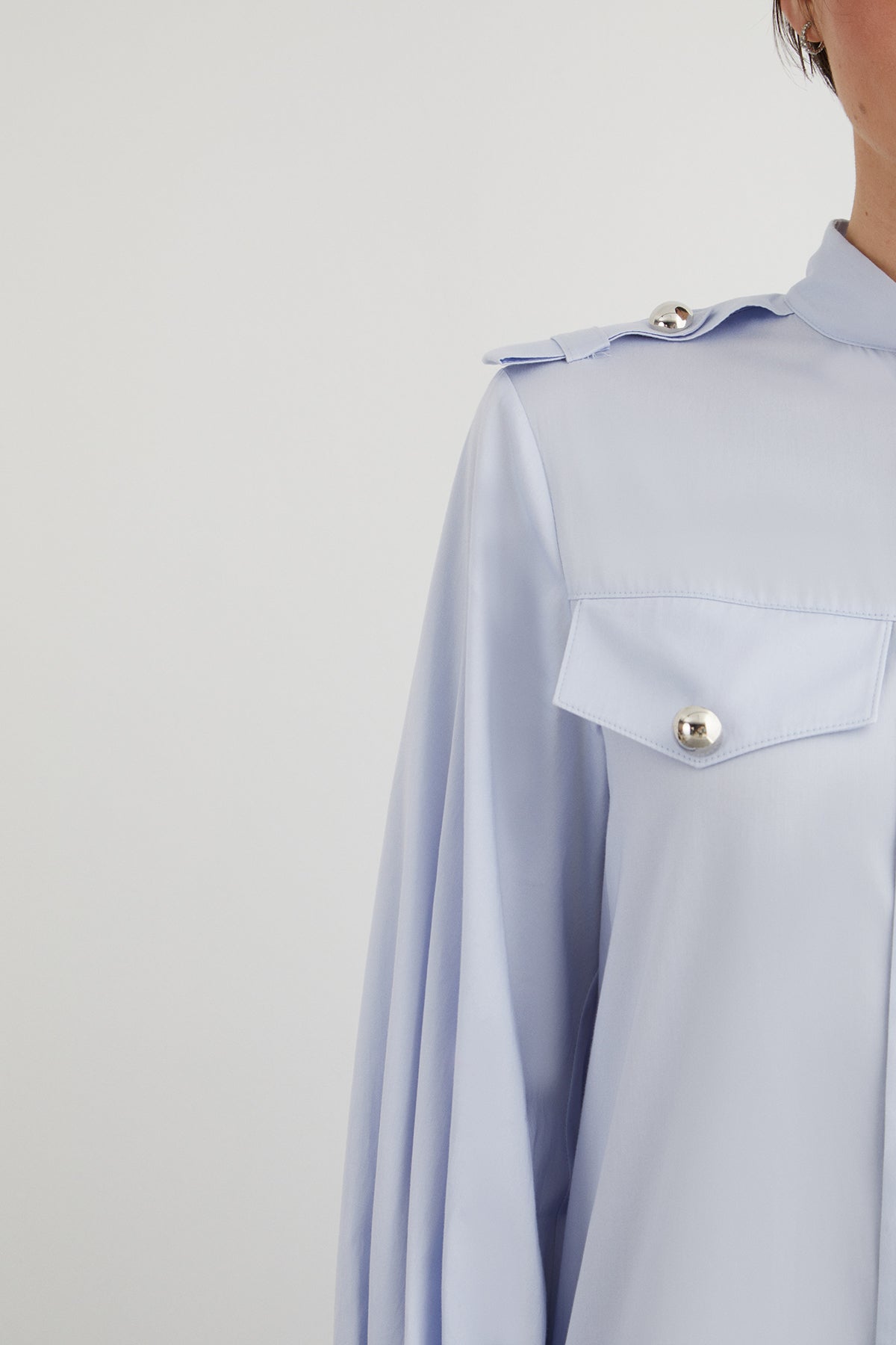 Yakası Bağlama Detaylı Piliseli Uzun Elbise