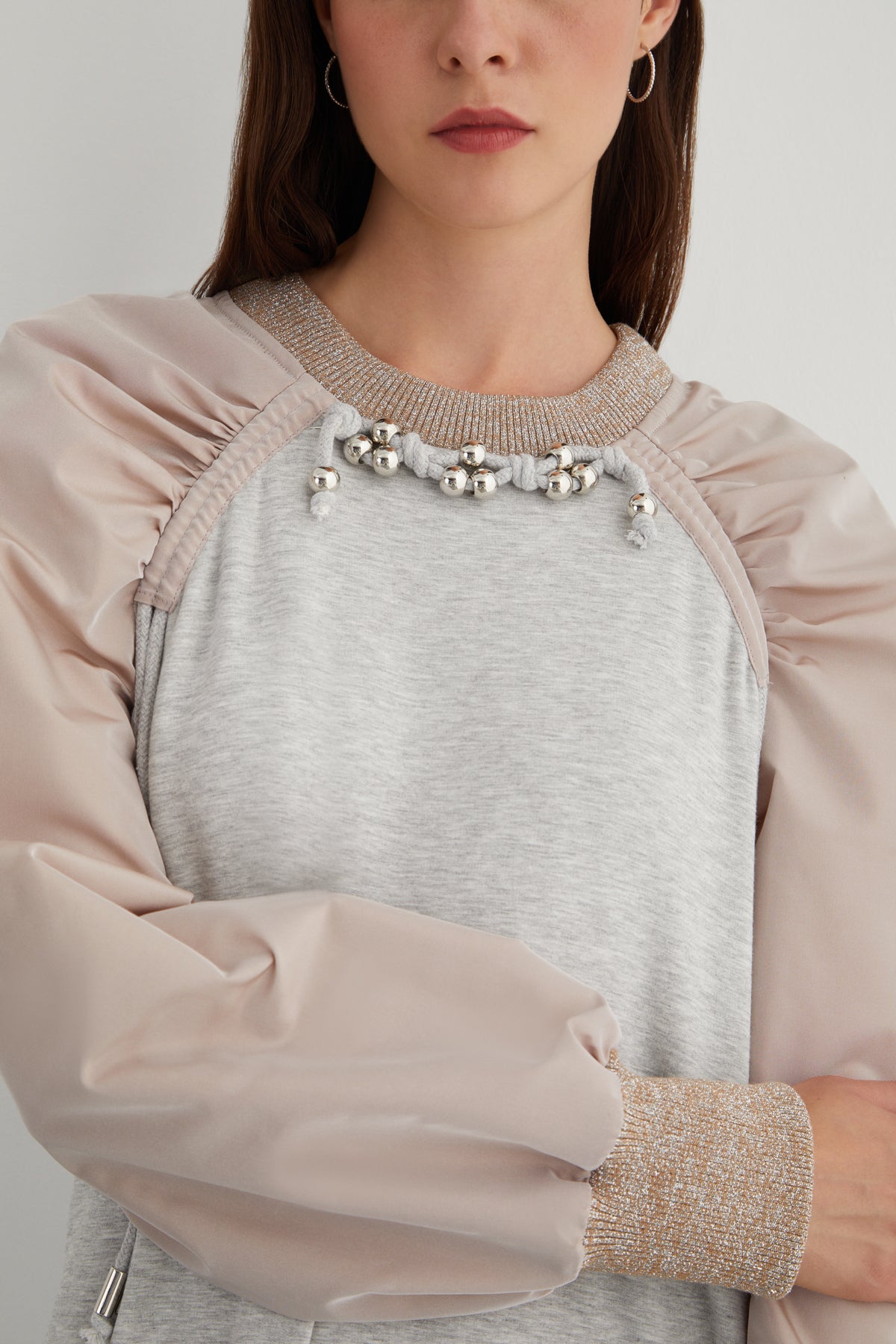 Yakası Boncuklu Kordon Detaylı Eteği Büzülebilir Tafta Kollu Uzun Elbise