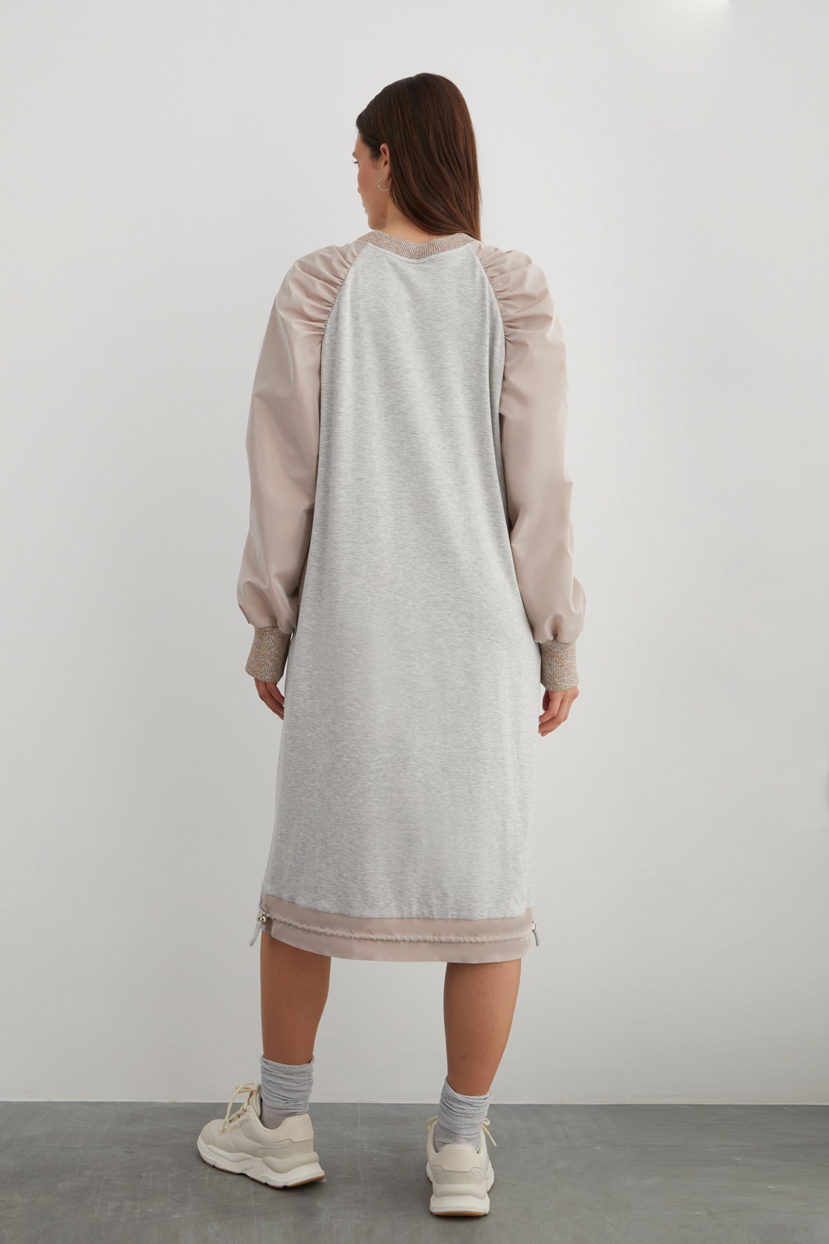 Yakası Boncuklu Kordon Detaylı Eteği Büzülebilir Tafta Kollu Uzun Elbise