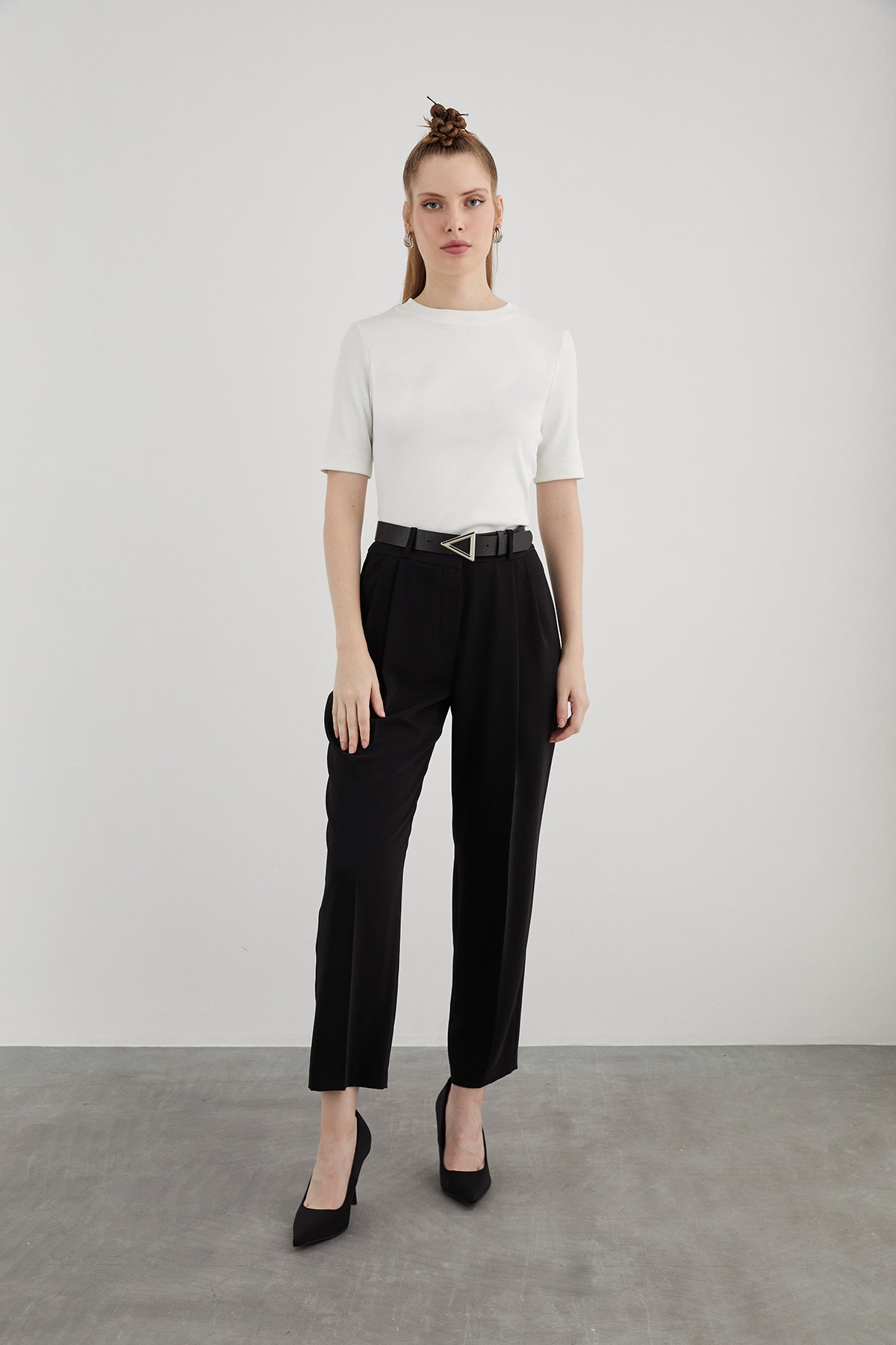 Deri Kemer Aksesuarlı Pileli Havuç Pantolon