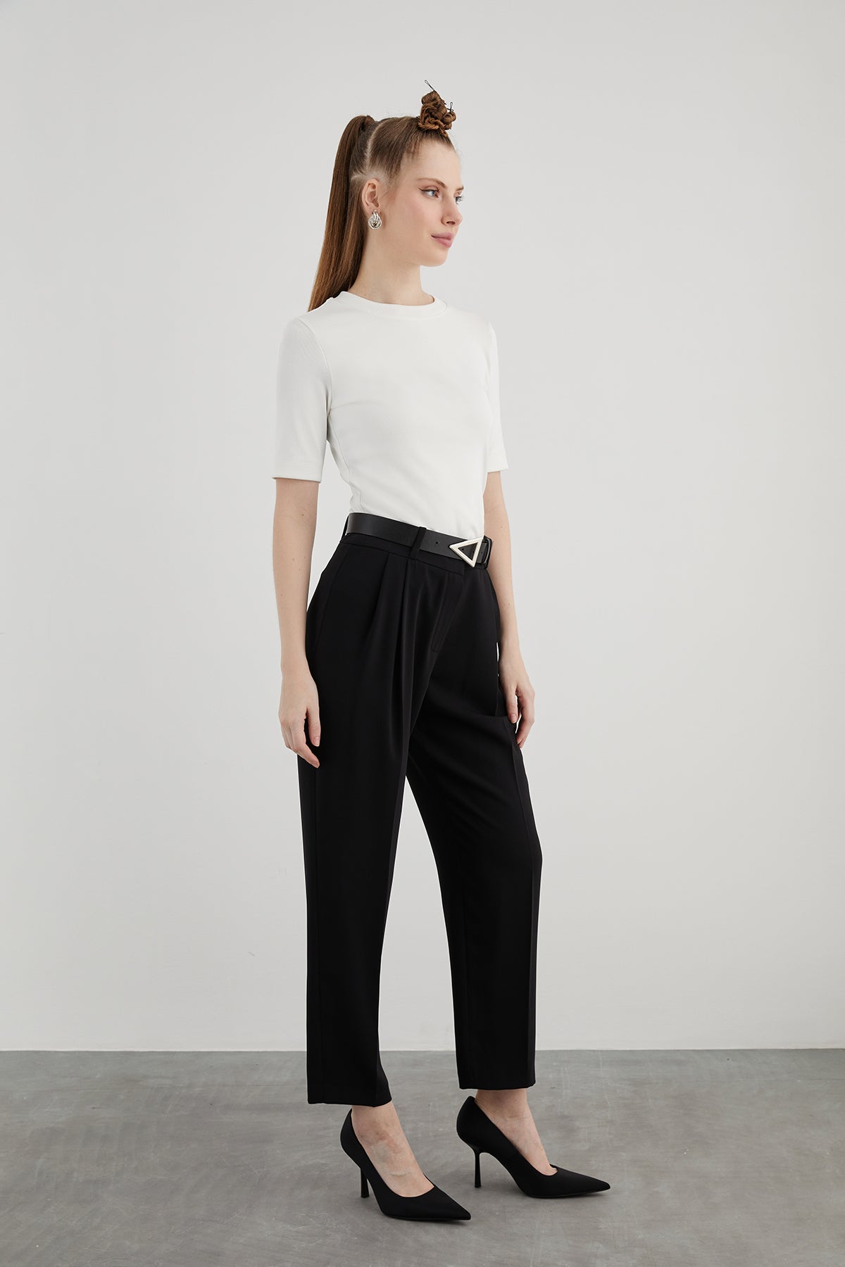 Deri Kemer Aksesuarlı Pileli Havuç Pantolon