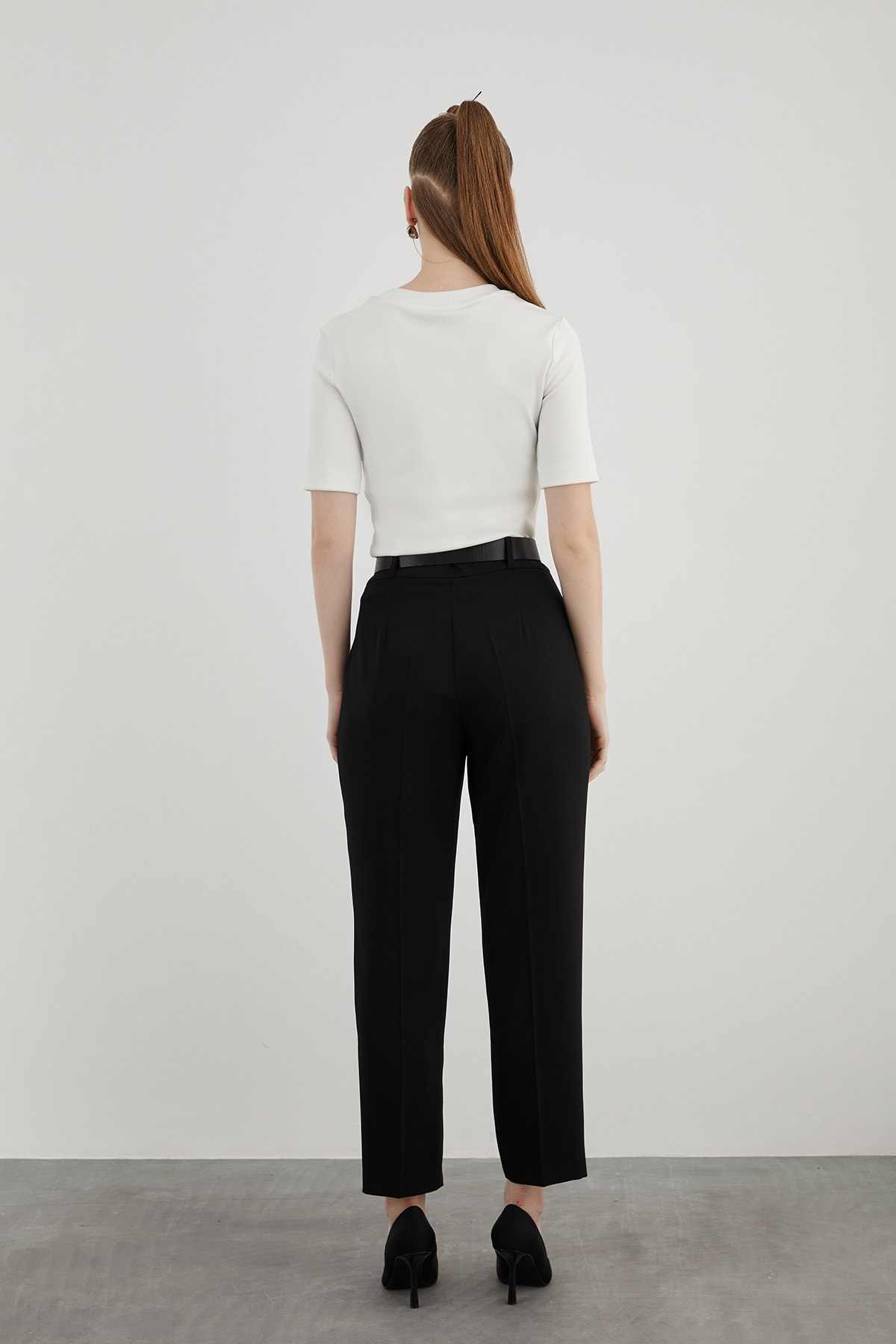 Deri Kemer Aksesuarlı Pileli Havuç Pantolon