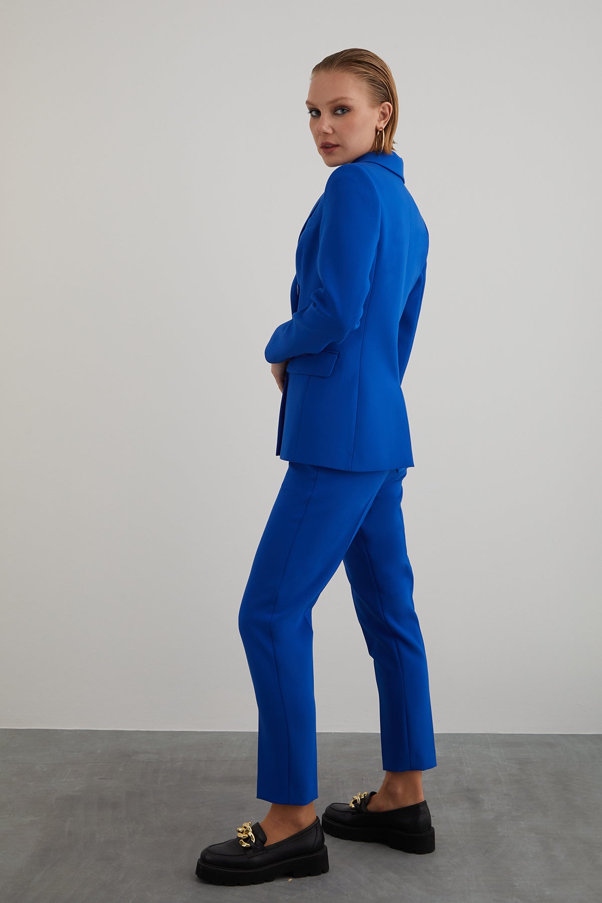 Kruvaze Kapamalı Havuç Pantolonlu Regular Fit Takım