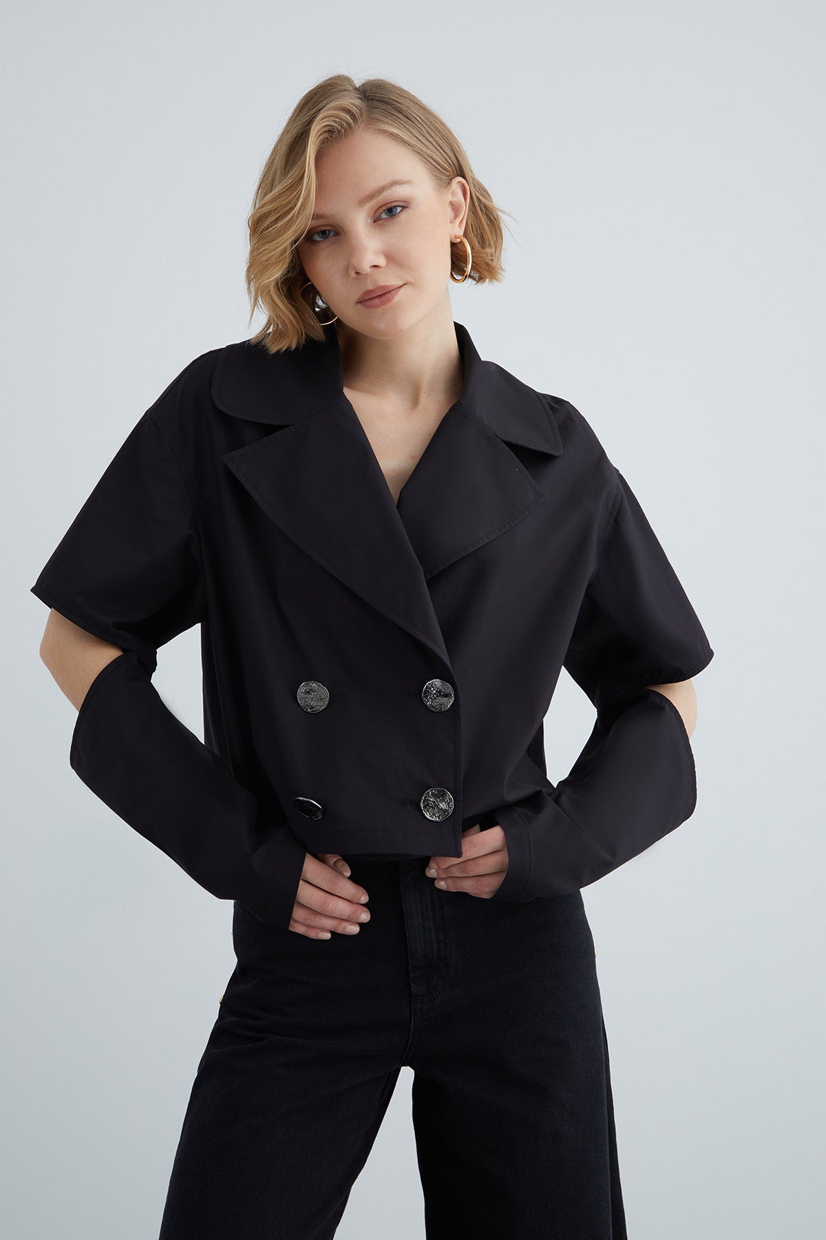 Metal Düğme Detaylı Kolları Pencereli Oversize Bluz