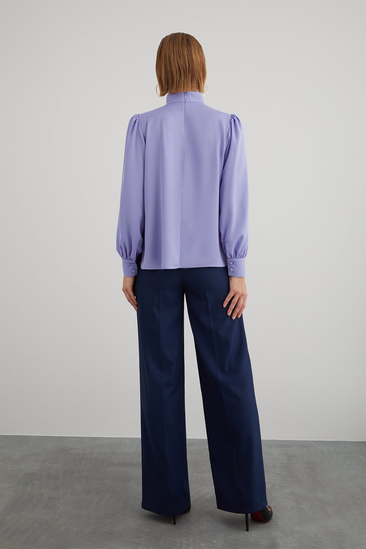 Yandan Yırtmaçlı Boğazlı Dökümlü Saten Bluz