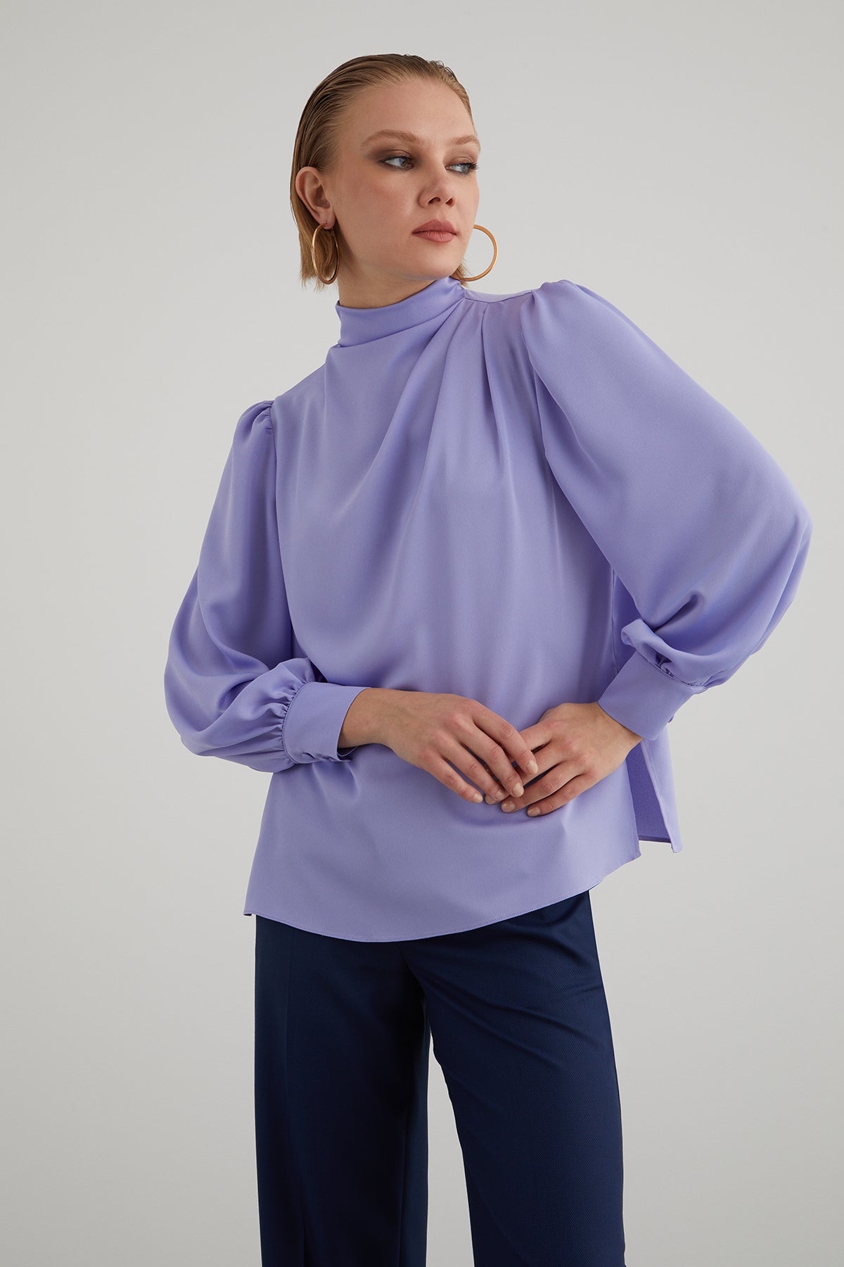 Yandan Yırtmaçlı Boğazlı Dökümlü Saten Bluz