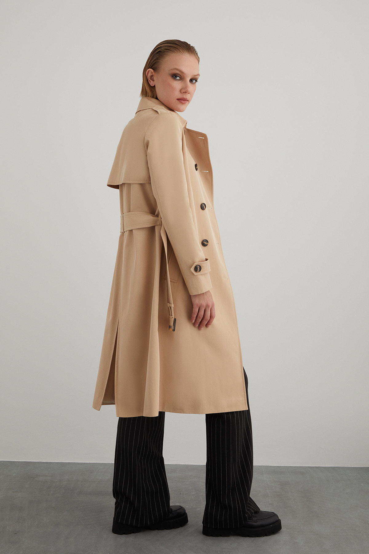 Arkası Yırtmaçlı Kemerli Bej Pamuk Trençkot