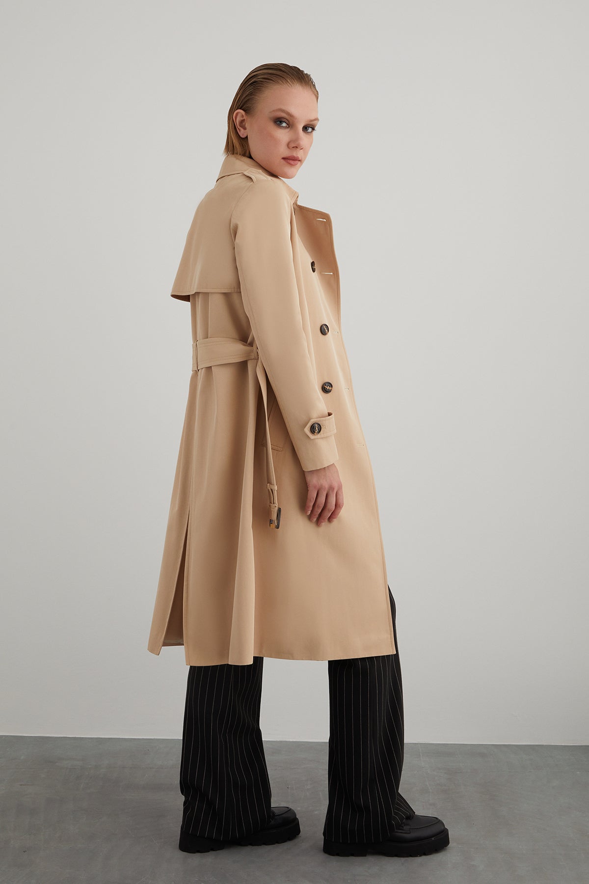 Arkası Yırtmaçlı Kemerli Bej Pamuk Trençkot