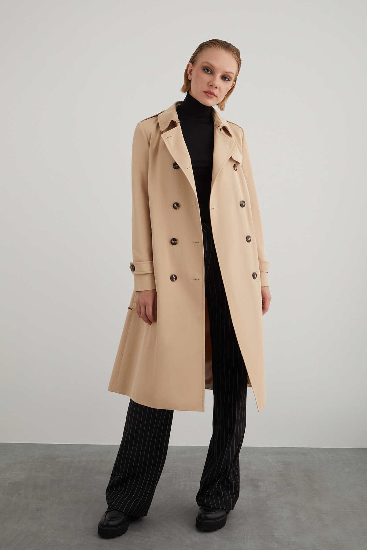 Arkası Yırtmaçlı Kemerli Bej Pamuk Trençkot