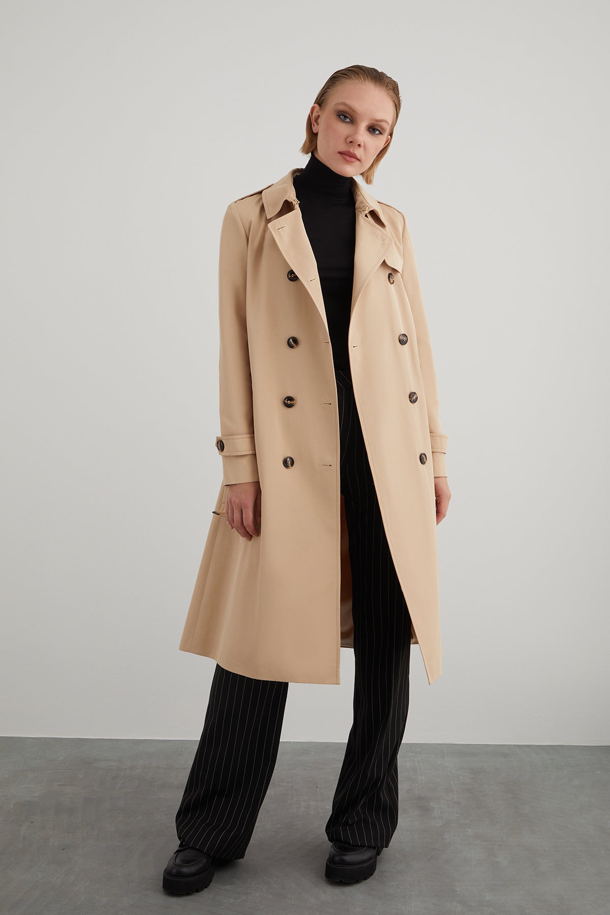 Arkası Yırtmaçlı Kemerli Bej Pamuk Trençkot