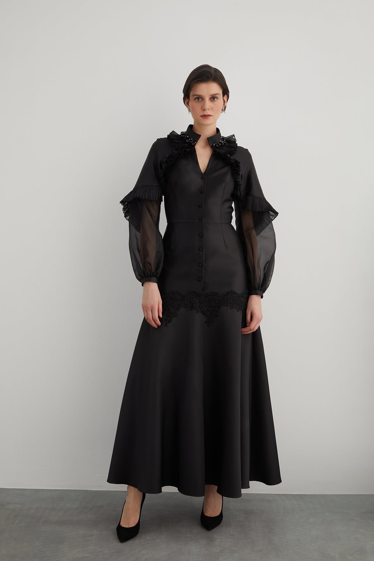 Pile Detaylı Yakası İşlemeli V Yaka Kloş Maxi Elbise